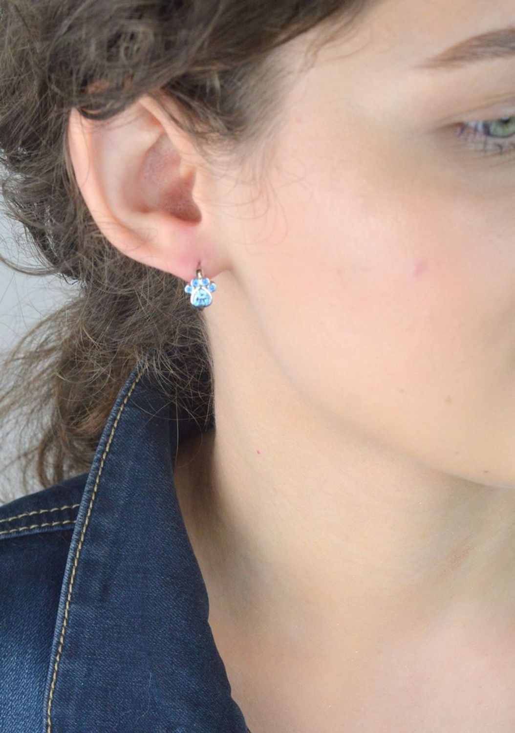 Srebrne kolczyki 'Psia łapka' z niebieską cyrkonią JMAD0029AE00.jpg