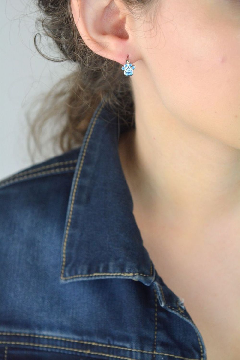 Srebrne kolczyki 'Psia łapka' z niebieską cyrkonią JMAD0029AE00.jpg