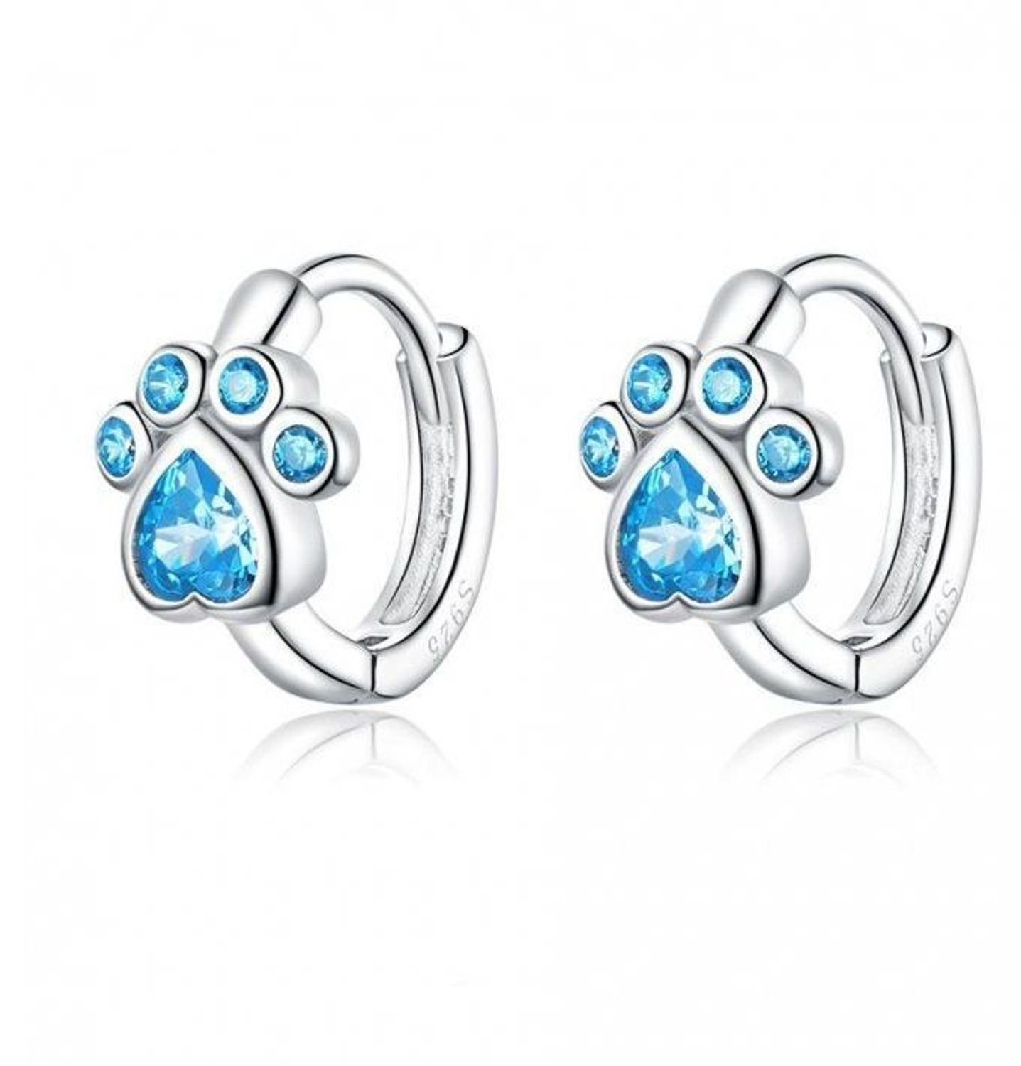 Srebrne kolczyki 'Psia łapka' z niebieską cyrkonią JMAD0029AE00.jpg