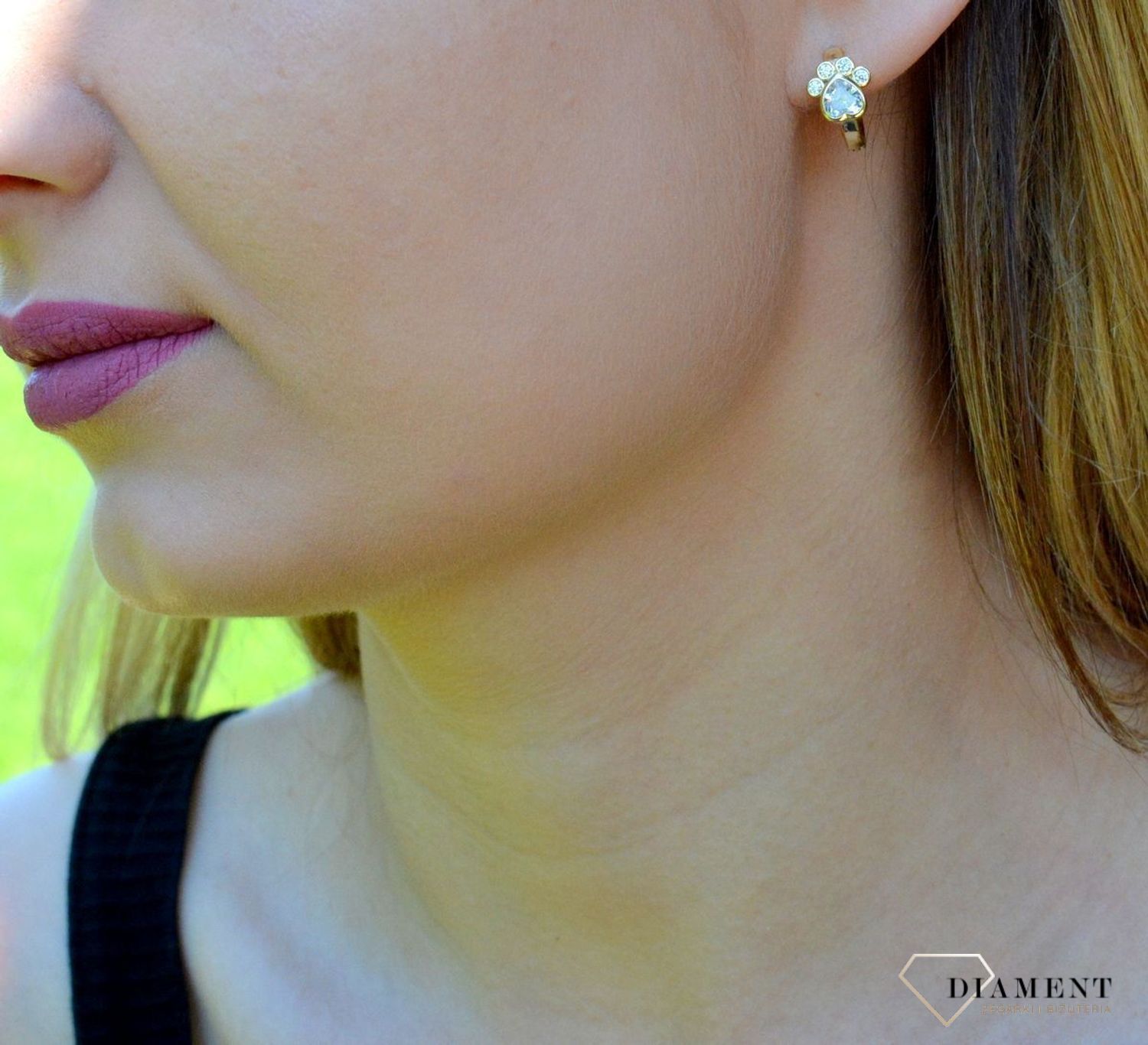 Srebrne kolczyki pokryte złotem psie łapki JMAD0029GE00. Delikatne kolczyki wykonane z najwyższej jakości srebrna próby 925  pokryte złotem oraz ozdobione psią łapką wyglądają bardzo elegancko.Kolczyki można połączyć z pozosta.jpg