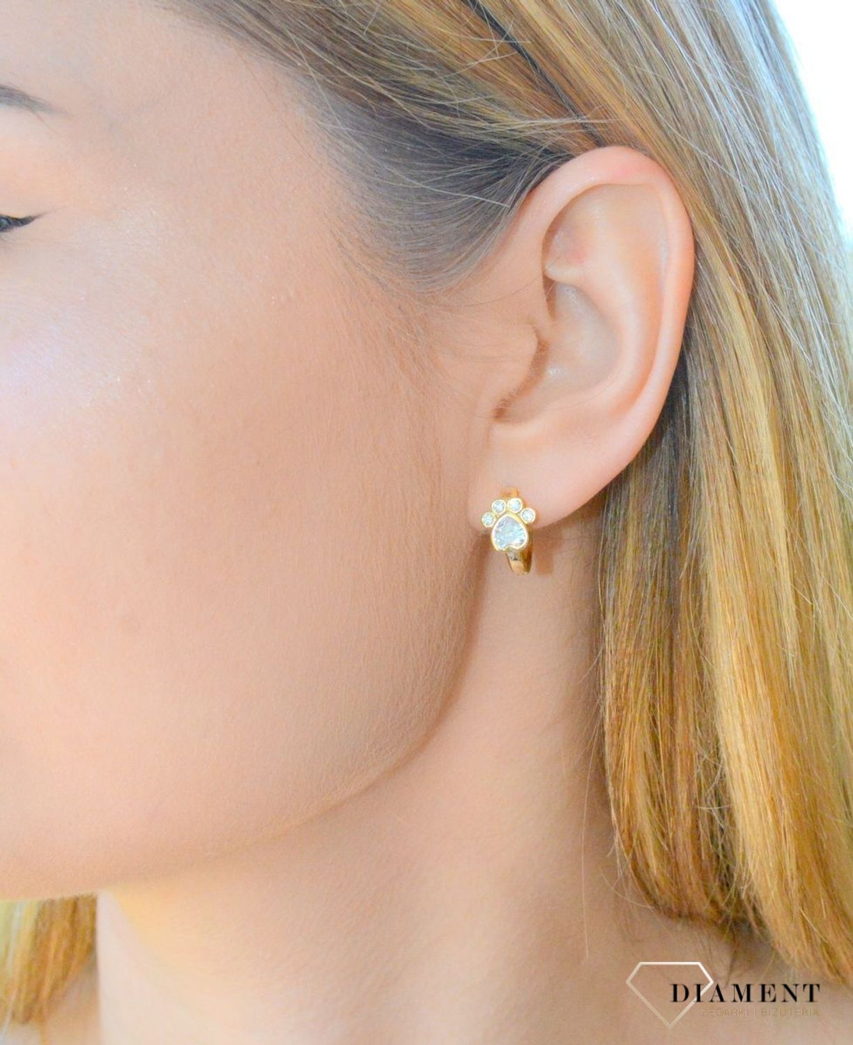 Srebrne kolczyki pokryte złotem psie łapki JMAD0029GE00. Delikatne kolczyki wykonane z najwyższej jakości srebrna próby 925  pokryte złotem oraz ozdobione psią łapką wyglądają bardzo elegancko.Kolczyki można połączyć z pozosta.jpg