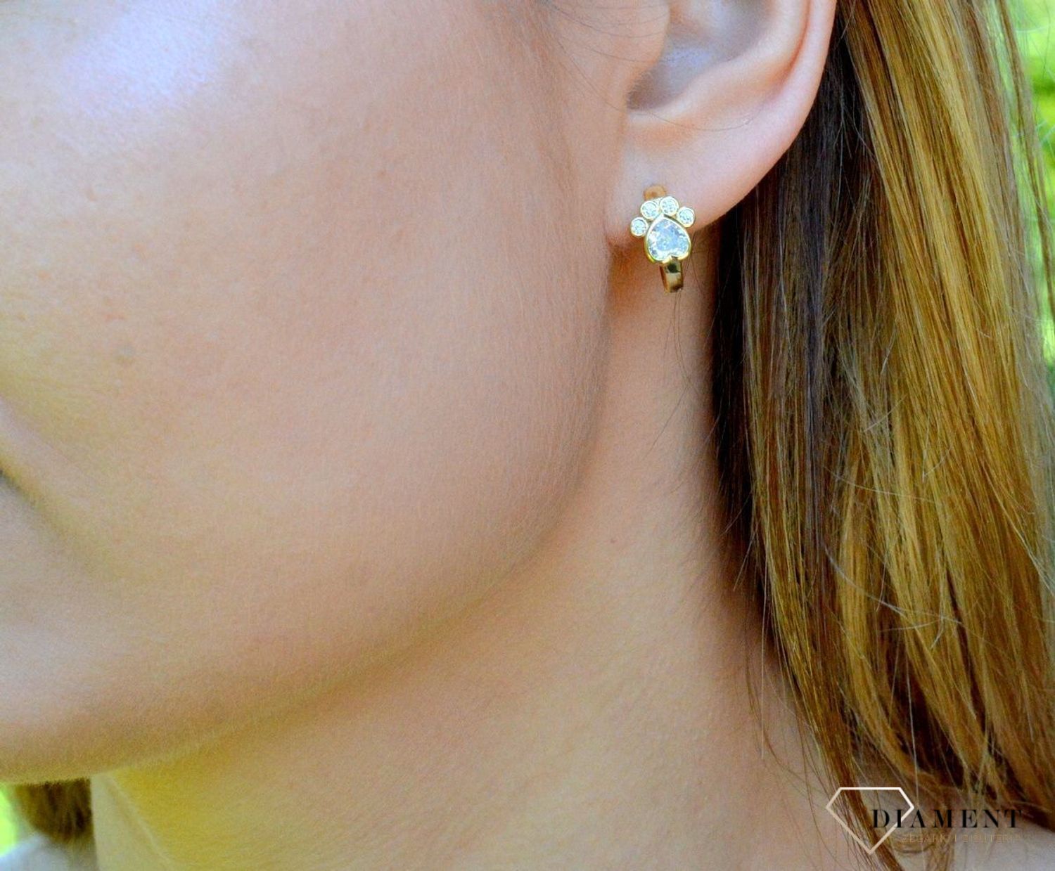 Srebrne kolczyki pokryte złotem psie łapki JMAD0029GE00. Delikatne kolczyki wykonane z najwyższej jakości srebrna próby 925  pokryte złotem oraz ozdobione psią łapką wyglądają bardzo elegancko.Kolczyki można połączyć z pozosta.jpg