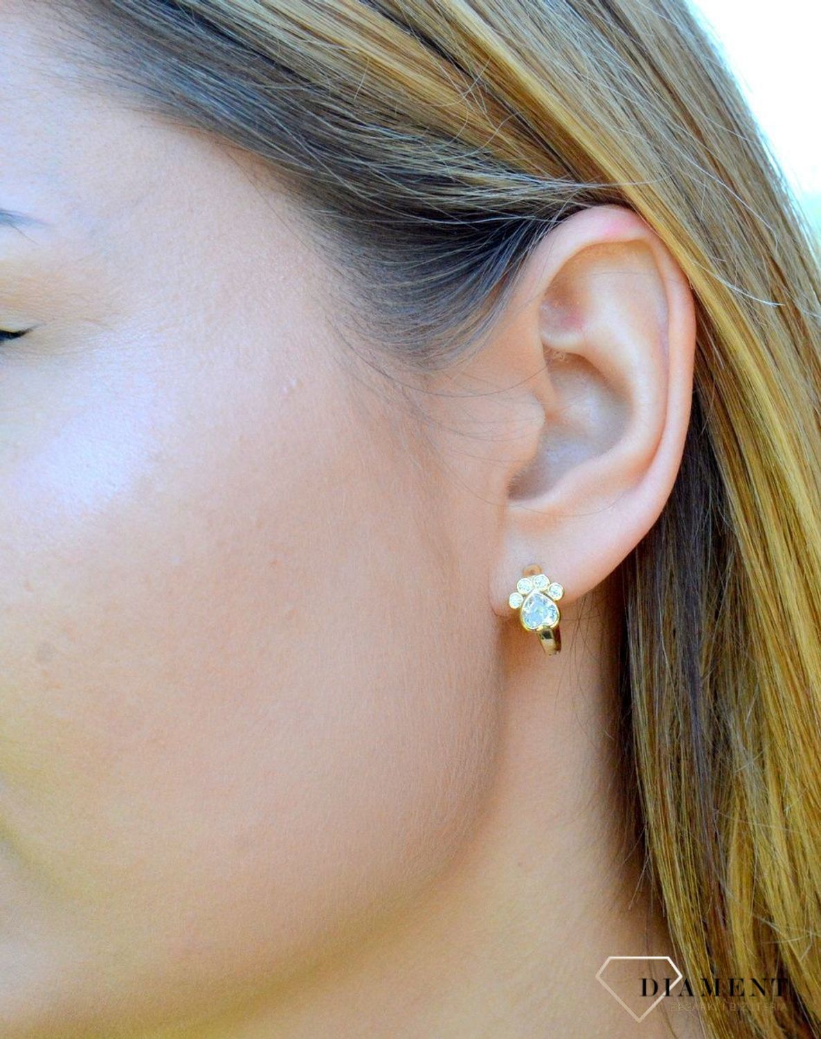 Srebrne kolczyki pokryte złotem psie łapki JMAD0029GE00. Delikatne kolczyki wykonane z najwyższej jakości srebrna próby 925  pokryte złotem oraz ozdobione psią łapką wyglądają bardzo elegancko.Kolczyki można połączyć z pozosta.jpg