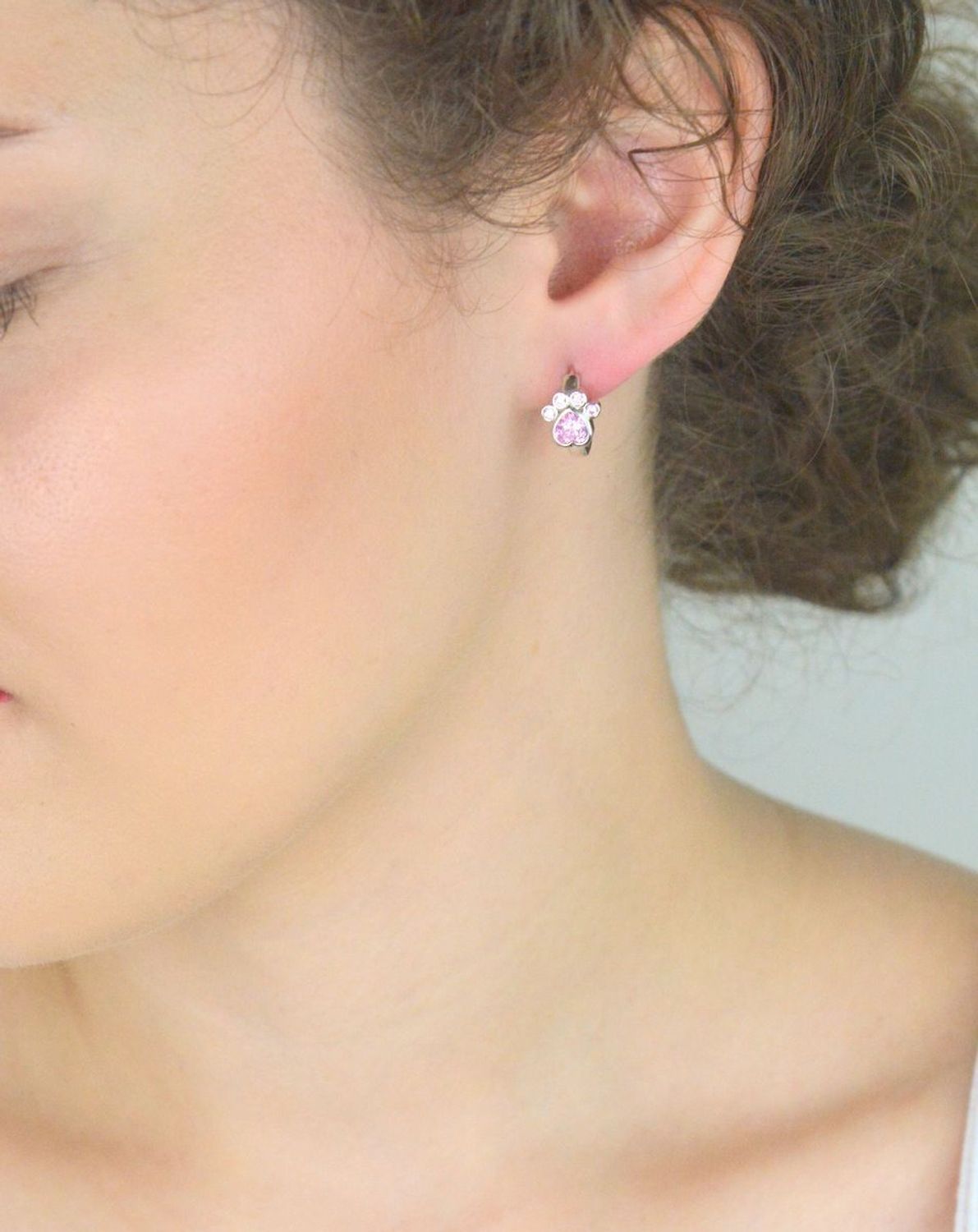 Srebrne kolczyki 'Psia łapka' z różową cyrkonią JMAD0029PE00.jpg