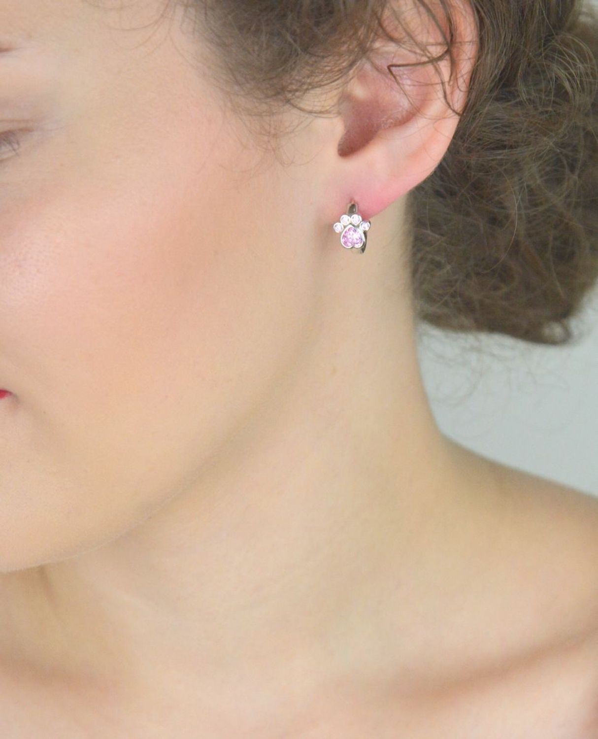 Srebrne kolczyki 'Psia łapka' z różową cyrkonią JMAD0029PE00.jpg