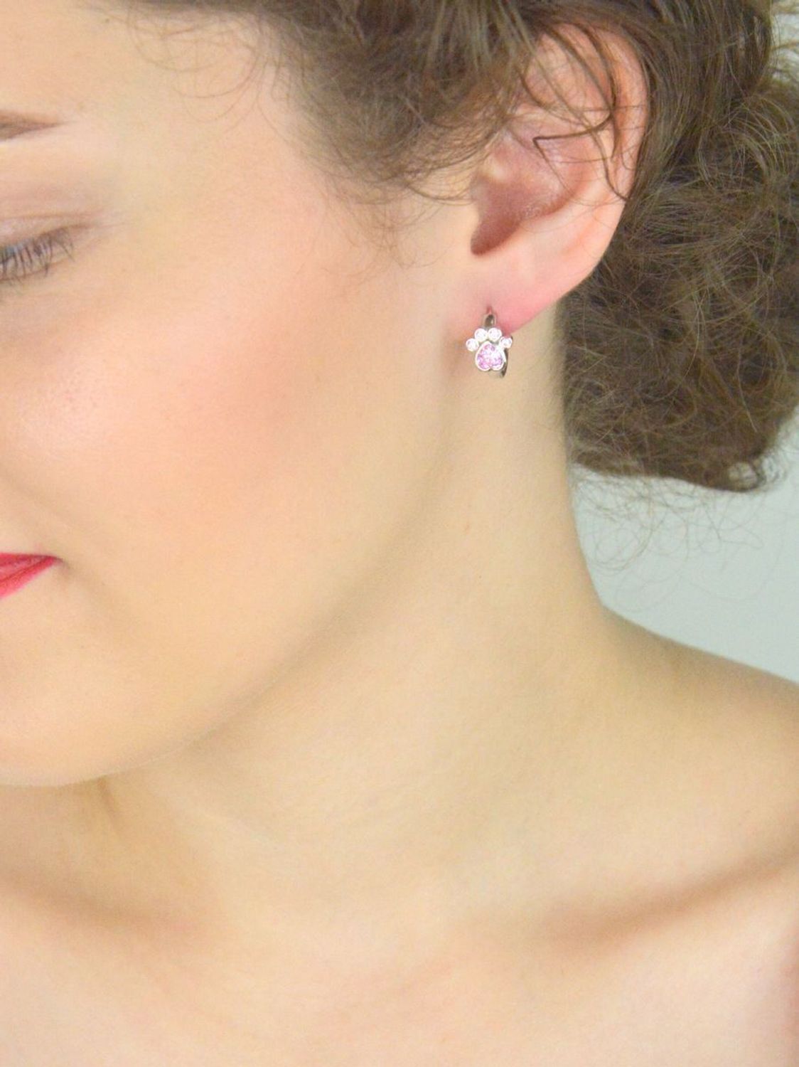 Srebrne kolczyki 'Psia łapka' z różową cyrkonią JMAD0029PE00.jpg