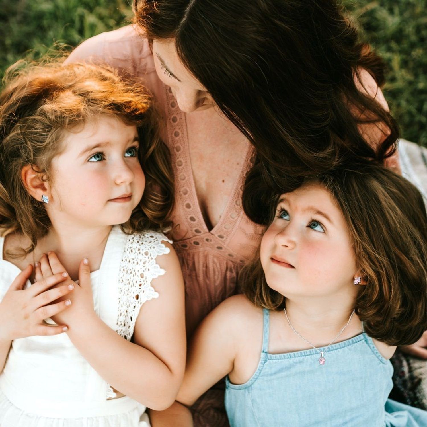 Srebrne kolczyki 'Psia łapka' z cyrkonią JMAD0029SE00.jpg