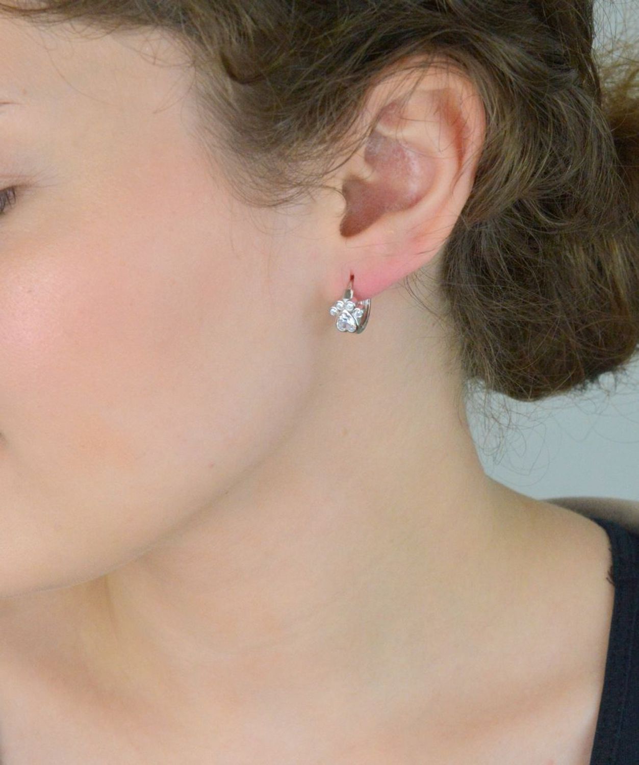 Srebrne kolczyki 'Psia łapka' z cyrkonią JMAD0029SE00.jpg