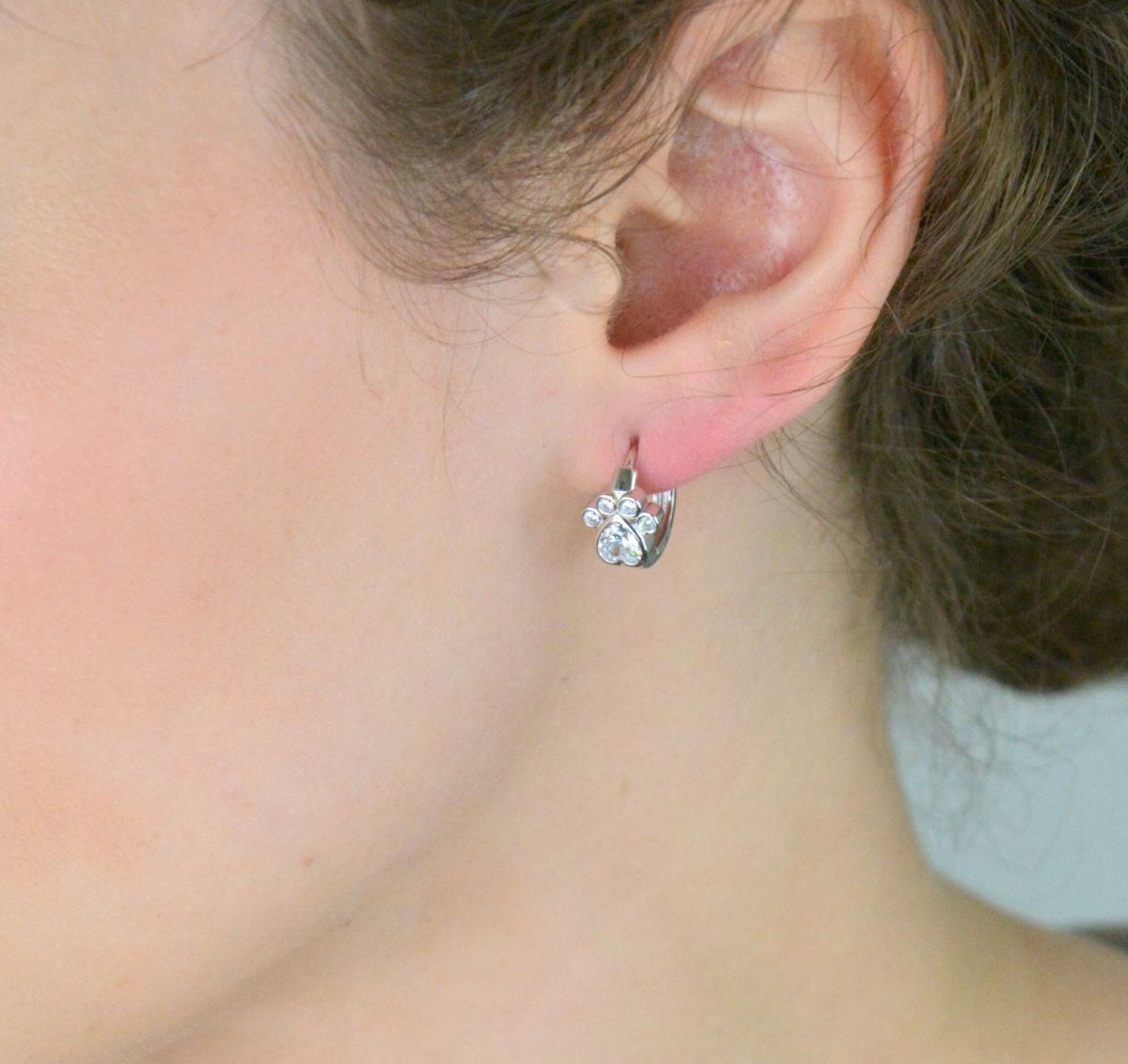 Srebrne kolczyki 'Psia łapka' z cyrkonią JMAD0029SE00.jpg