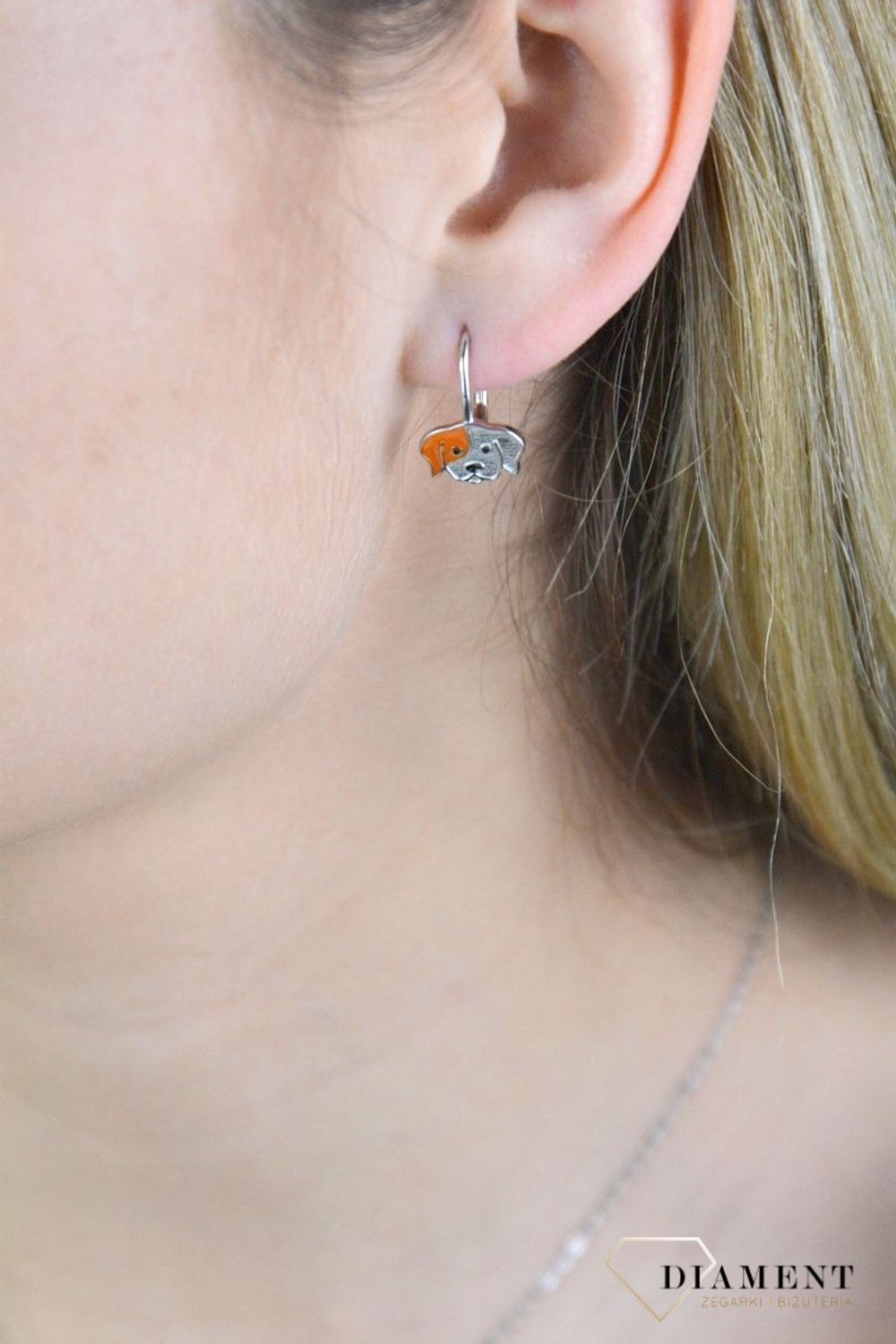 Kolczyki srebrne 925 urocze pieski z pomarańczową emalią JMAD0033SE00.  Doskonałe na prezent dla dziecka. Kolczyki zostały wykonane z najwyższej jakości srebra próby 925. Urocze srebrne kolczyki w.jpg