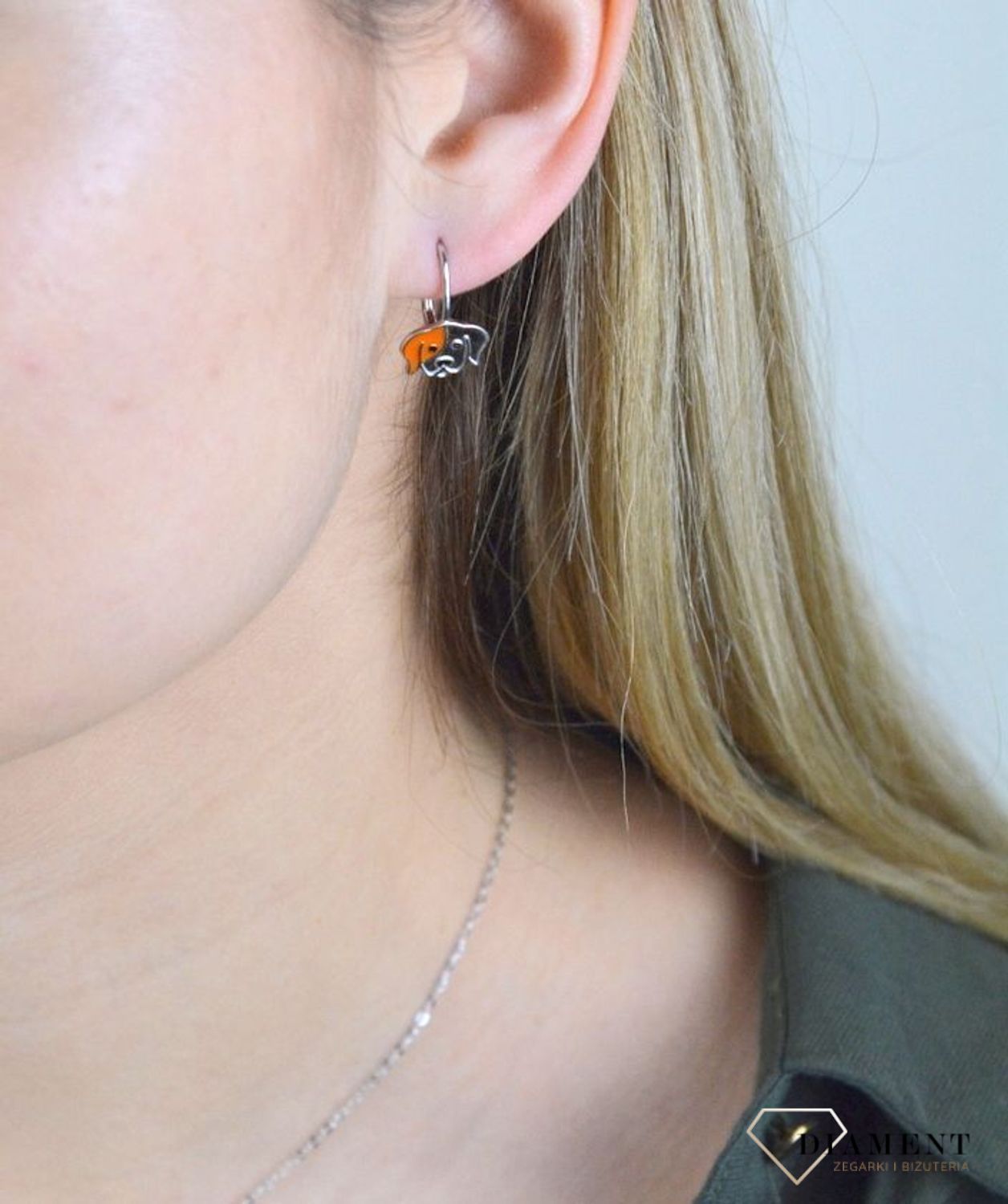 Kolczyki srebrne 925 urocze pieski z pomarańczową emalią JMAD0033SE00.  Doskonałe na prezent dla dziecka. Kolczyki zostały wykonane z najwyższej jakości srebra próby 925. Urocze srebrne kolczyki w.jpg