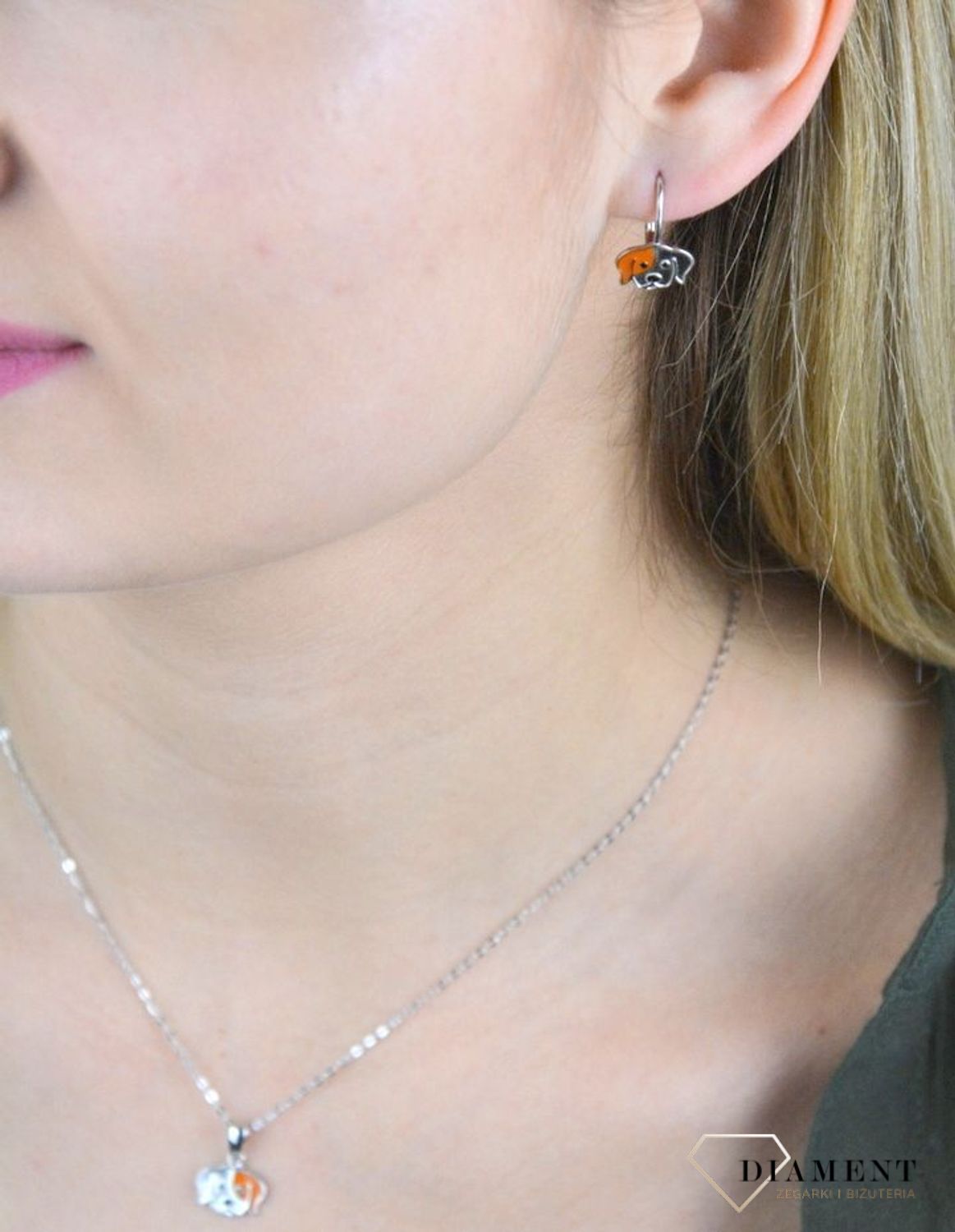 Kolczyki srebrne 925 urocze pieski z pomarańczową emalią JMAD0033SE00.  Doskonałe na prezent dla dziecka. Kolczyki zostały wykonane z najwyższej jakości srebra próby 925. Urocze srebrne kolczyki w.jpg