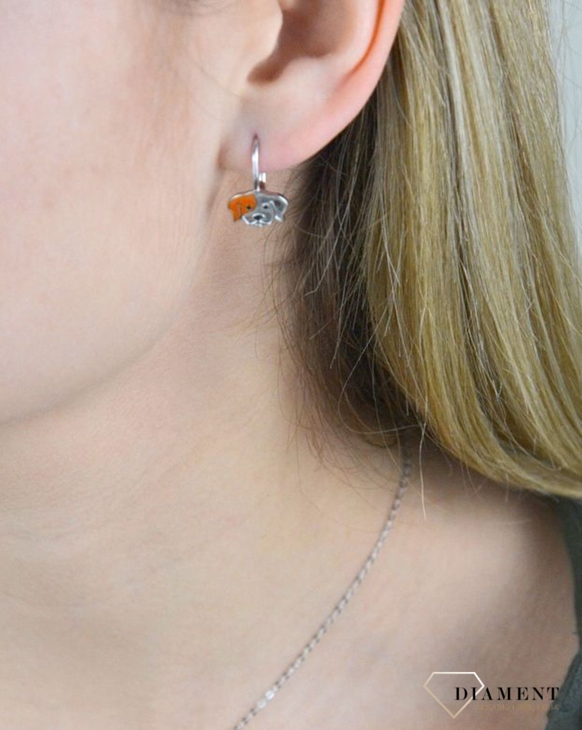 Kolczyki srebrne 925 urocze pieski z pomarańczową emalią JMAD0033SE00.  Doskonałe na prezent dla dziecka. Kolczyki zostały wykonane z najwyższej jakości srebra próby 925. Urocze srebrne kolczyki w.jpg