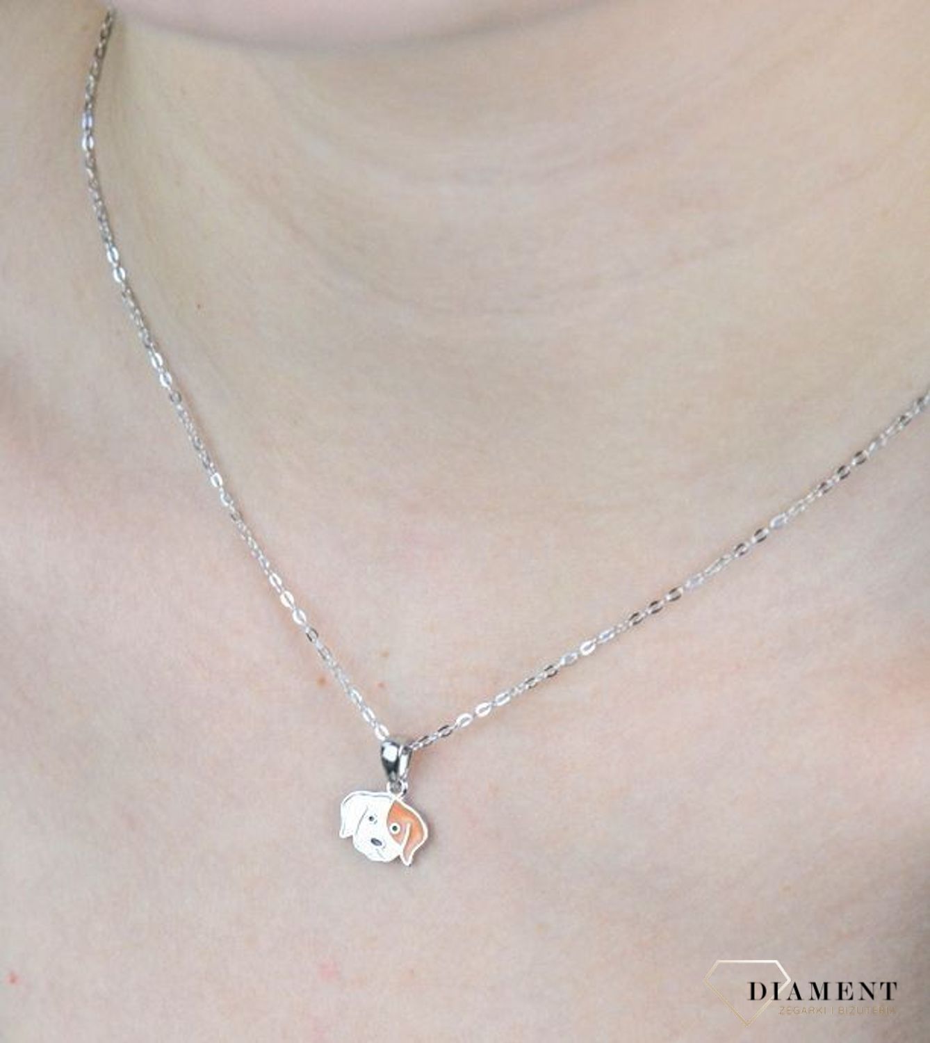 Naszyjnik srebrny uroczy piesek z pomarańczową emalią JMAD0033SN42. Doskonały na prezent dla wielbicieli zwierząt. Ta urokliwa biżuteria spodoba się szczególnie dziewczynkom i nastolatkom. Pomarańcz p.jpg