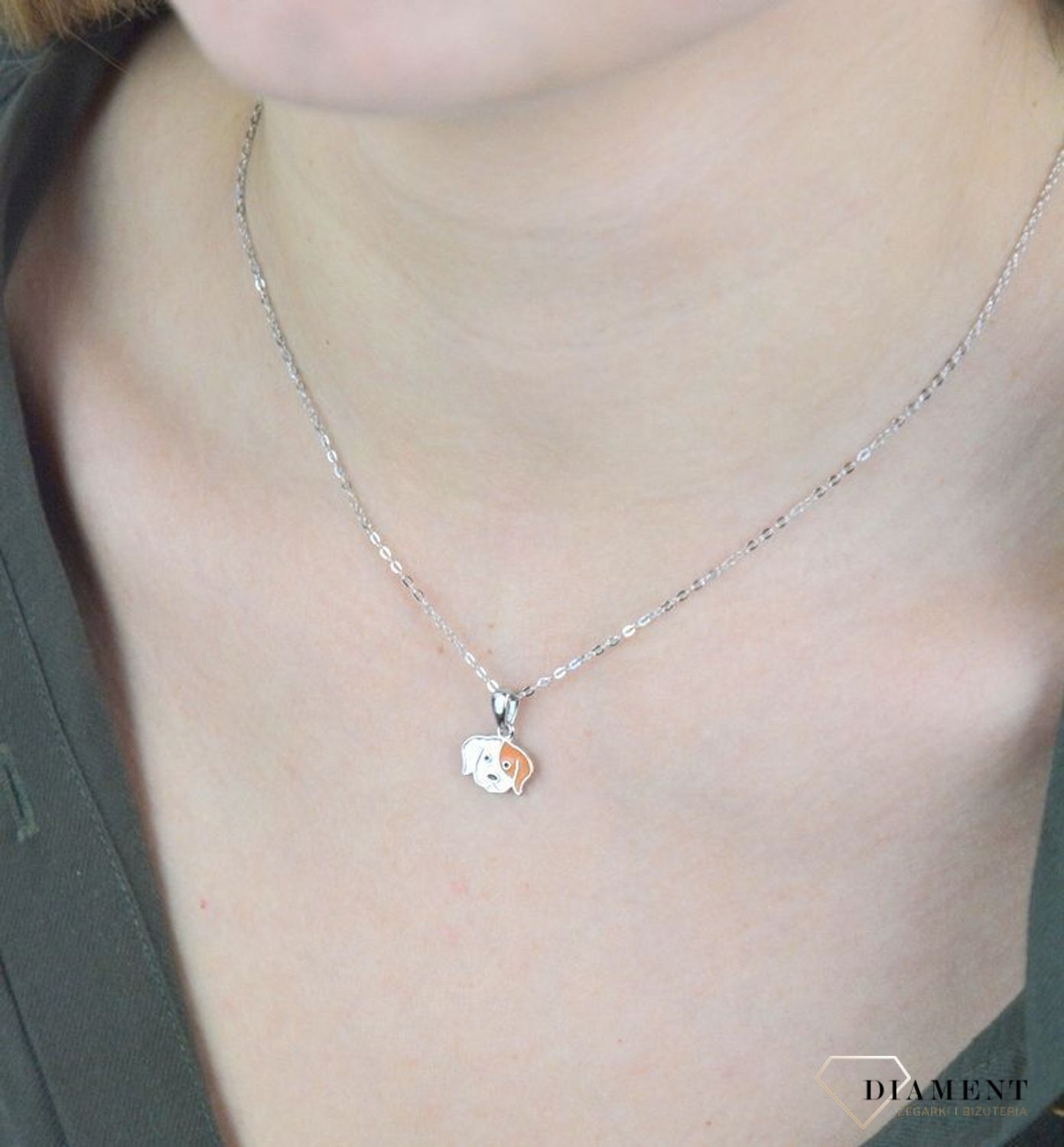 Naszyjnik srebrny uroczy piesek z pomarańczową emalią JMAD0033SN42. Doskonały na prezent dla wielbicieli zwierząt. Ta urokliwa biżuteria spodoba się szczególnie dziewczynkom i nastolatkom. Pomarańcz p.jpg