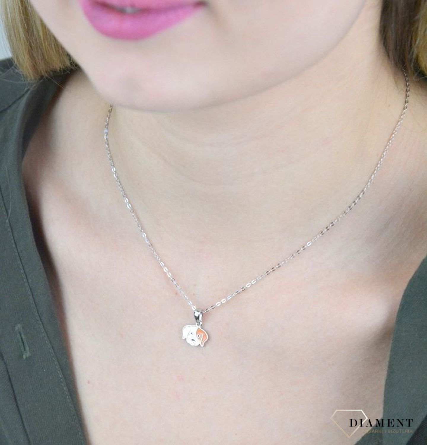 Naszyjnik srebrny uroczy piesek z pomarańczową emalią JMAD0033SN42. Doskonały na prezent dla wielbicieli zwierząt. Ta urokliwa biżuteria spodoba się szczególnie dziewczynkom i nastolatkom. Pomarańcz p.jpg