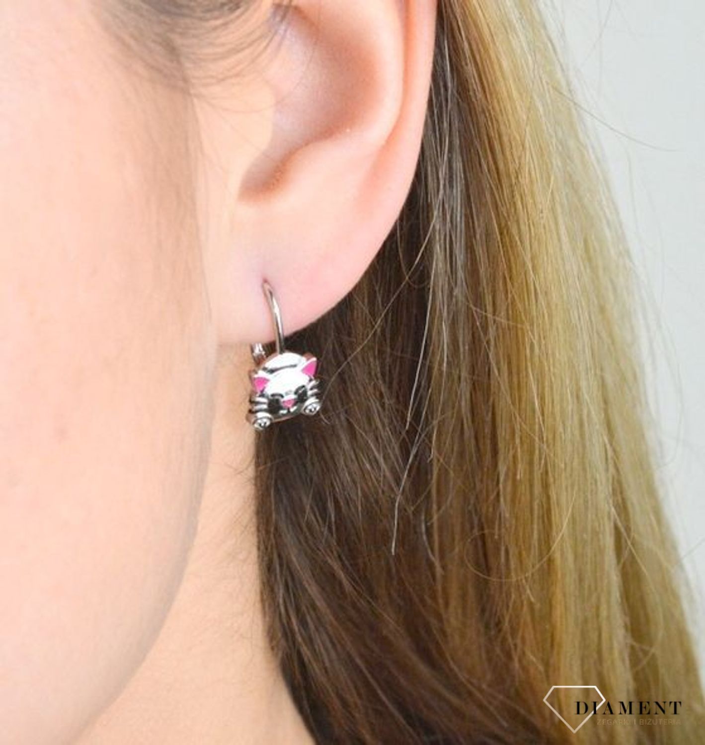 Kolczyki srebrne 925 urocze kotki z różową emalią JMAD0034SE00. Doskonałe na prezent dla dziecka. Kolczyki zostały wykonane z najwyższej jakości srebra próby 925. Urocze srebrne kolczyki w kształcie.jpg