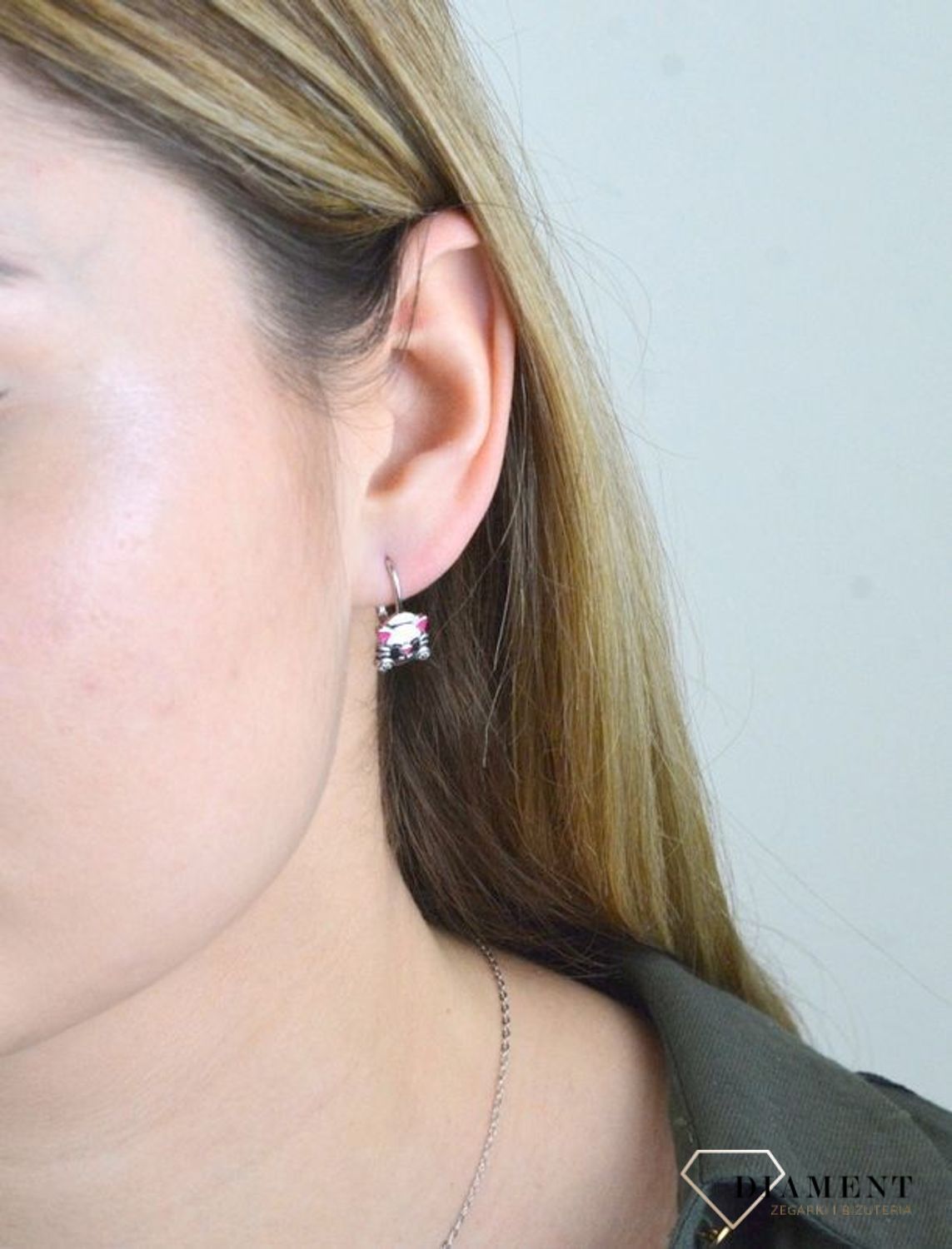 Kolczyki srebrne 925 urocze kotki z różową emalią JMAD0034SE00. Doskonałe na prezent dla dziecka. Kolczyki zostały wykonane z najwyższej jakości srebra próby 925. Urocze srebrne kolczyki w kształcie.jpg