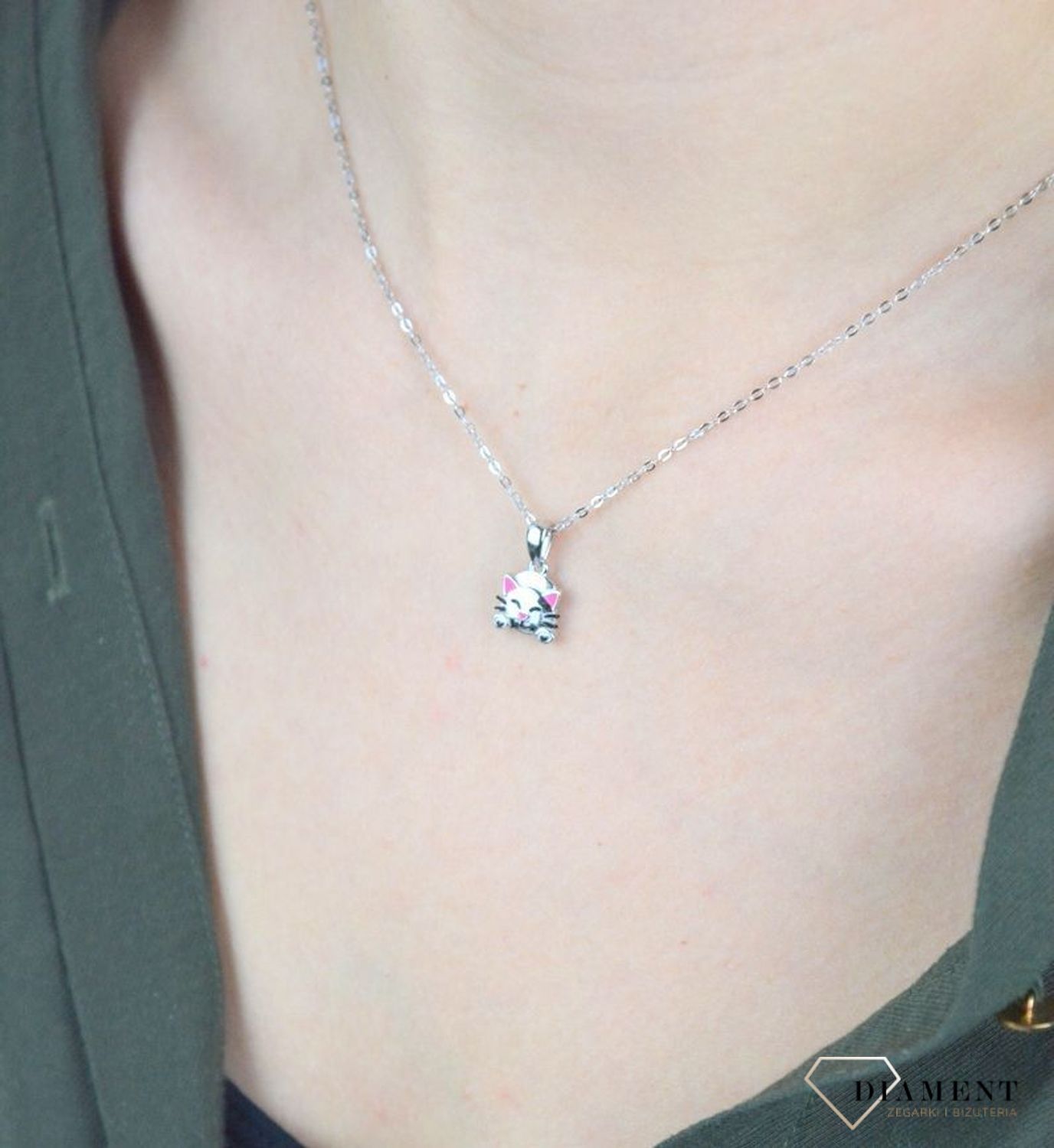 Naszyjnik srebrny uroczy kotek z różową emalią JMAD0034SN42.  Doskonały na prezent dla wielbicieli zwierząt. Ta urokliwa biżuteria spodoba się szczególnie dziewczynkom i nastolatkom. Róż przepięknie w.jpg