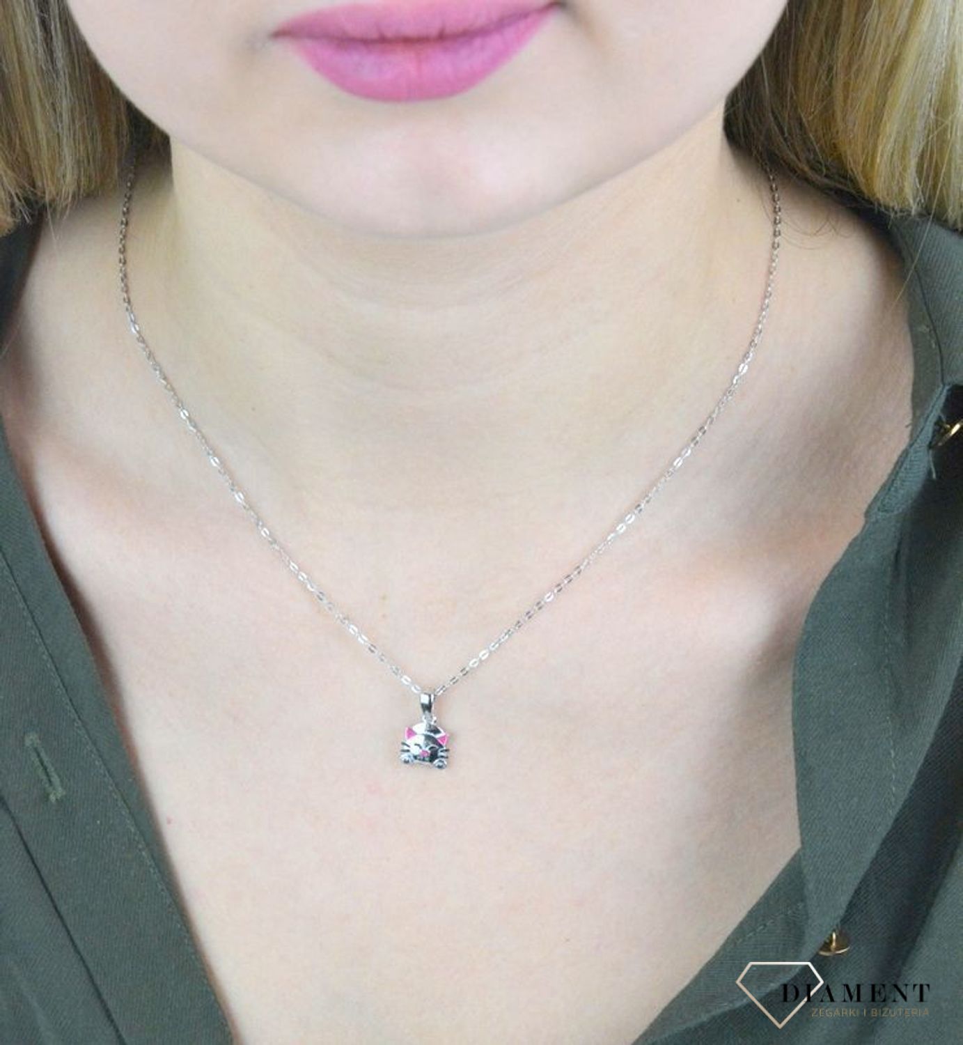 Naszyjnik srebrny uroczy kotek z różową emalią JMAD0034SN42.  Doskonały na prezent dla wielbicieli zwierząt. Ta urokliwa biżuteria spodoba się szczególnie dziewczynkom i nastolatkom. Róż przepięknie w.jpg