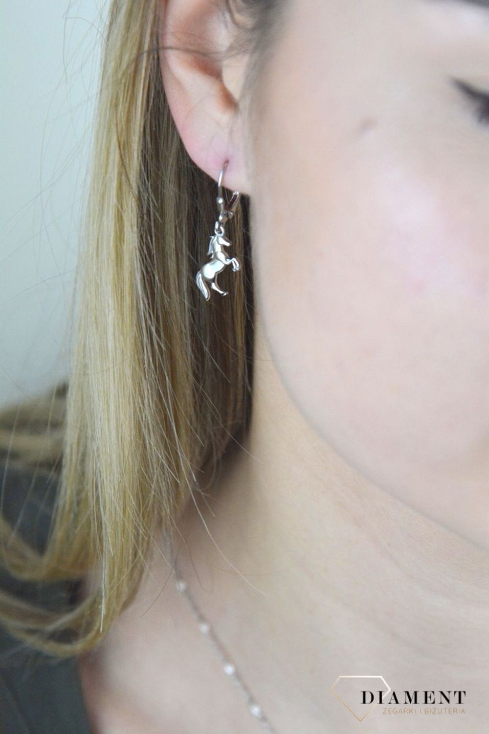 Srebrne kolczyki dziecięce bezpieczne zapięcie Koniki JMAD0036SE00. Eleganckie, srebrne kolczyki ze zwierzęcym motywem. Doskonałe na prezent dla dziecka. Kolczyki zostały wykonane z najwyższej jakośc.jpg
