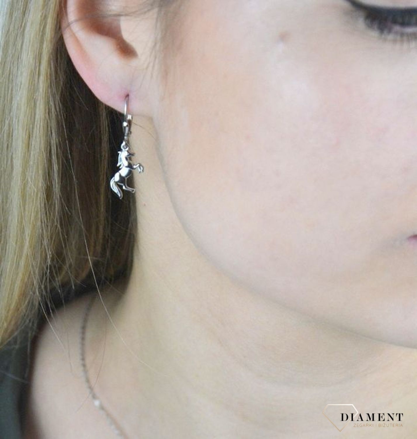 Srebrne kolczyki dziecięce bezpieczne zapięcie Koniki JMAD0036SE00. Eleganckie, srebrne kolczyki ze zwierzęcym motywem. Doskonałe na prezent dla dziecka. Kolczyki zostały wykonane z najwyższej jakośc.jpg