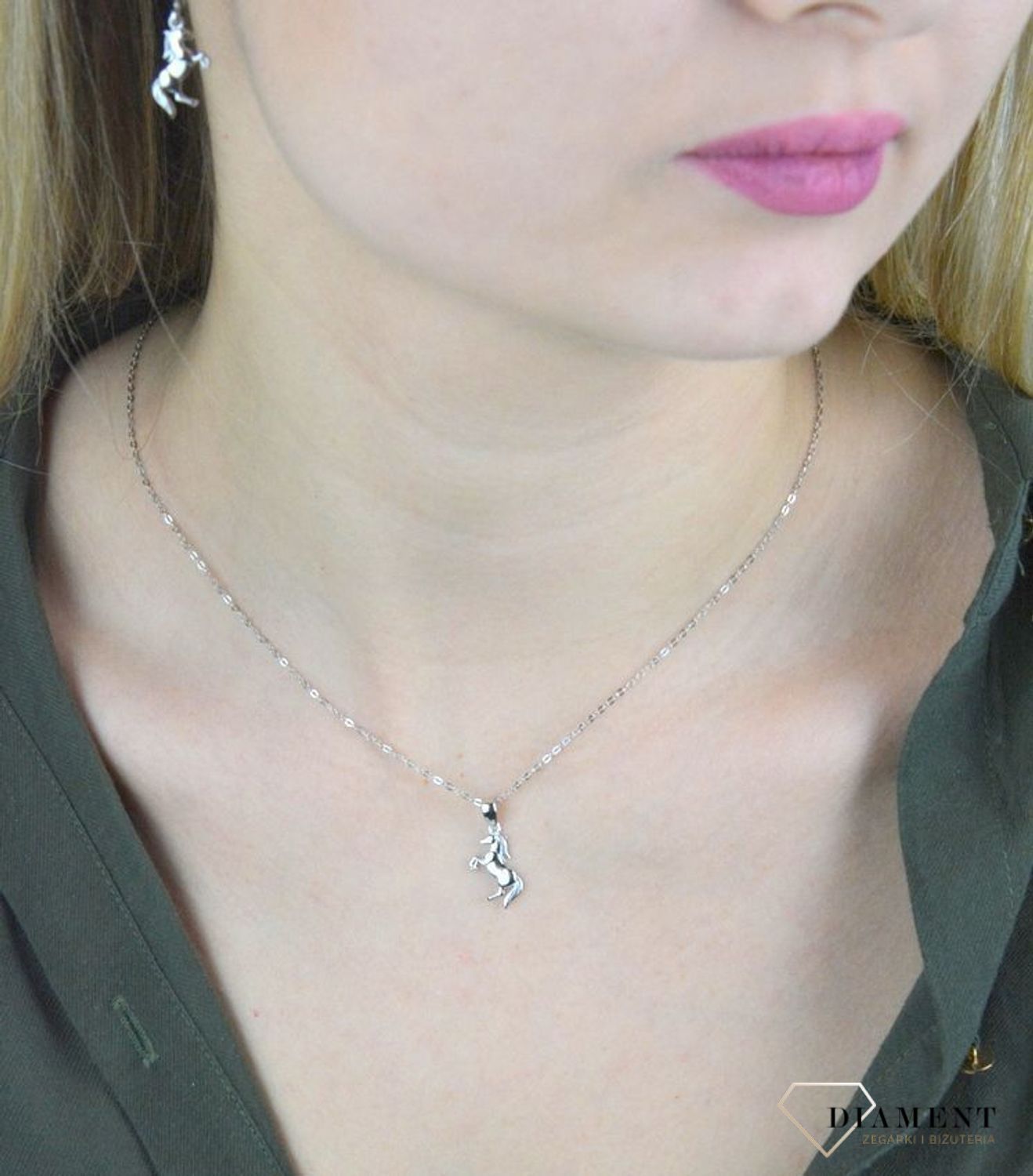 Naszyjnik srebrny dziecięcy 925 z zawieszką konik JMAD0036SN42. Doskonały na prezent dla wielbicieli zwierząt. Ta urokliwa biżuteria spodoba się szczególnie dziewczynkom i nastolatkom. . Naszyjnik zos.jpg