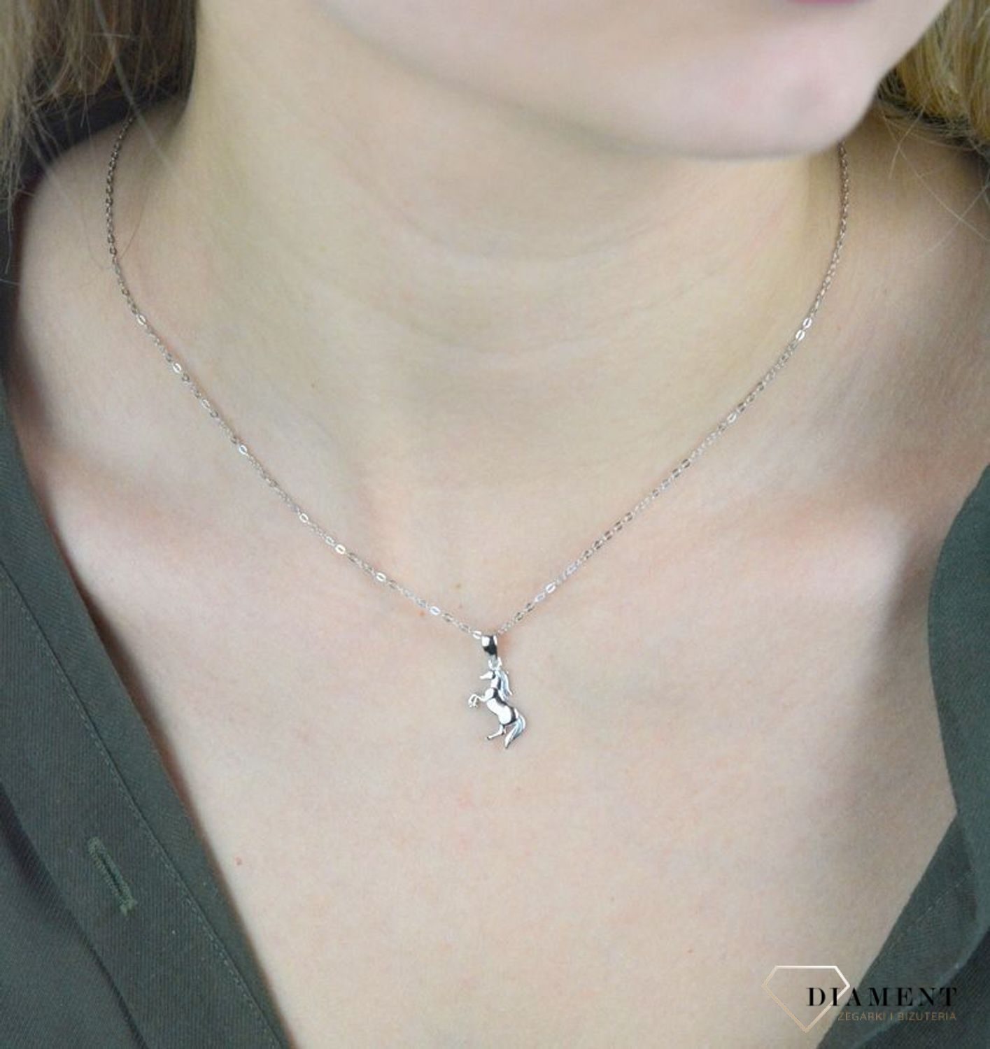 Naszyjnik srebrny dziecięcy 925 z zawieszką konik JMAD0036SN42. Doskonały na prezent dla wielbicieli zwierząt. Ta urokliwa biżuteria spodoba się szczególnie dziewczynkom i nastolatkom. . Naszyjnik zos.jpg