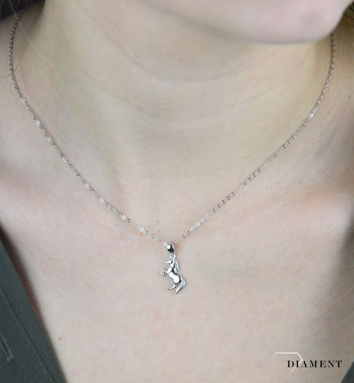 Naszyjnik srebrny dziecięcy 925 z zawieszką konik JMAD0036SN42. Doskonały na prezent dla wielbicieli zwierząt. Ta urokliwa biżuteria spodoba się szczególnie dziewczynkom i nastolatkom. . Naszyjnik zos.jpg