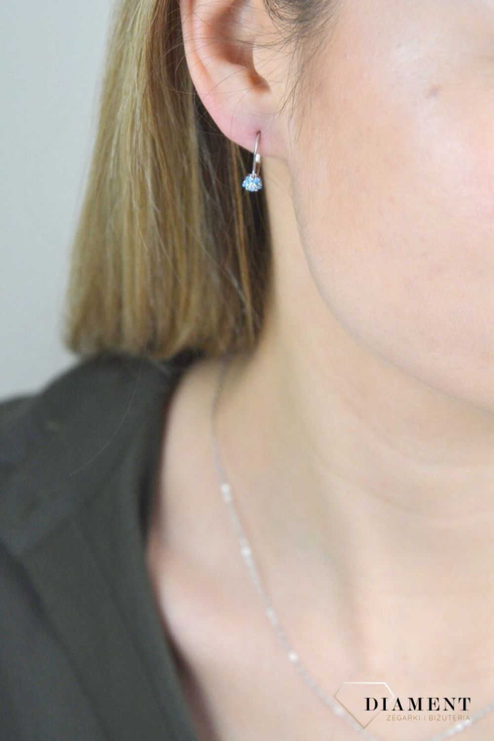 Kolczyki srebrne 925 kwiatki z niebieskimi cyrkoniami JMAD0037AE00. Srebrne kolczyki wykonane z najwyższej próby srebra o formacie delikatnych kwiatków wypełnionych cyrkoniami. Dziecięca biżuteria.jpg