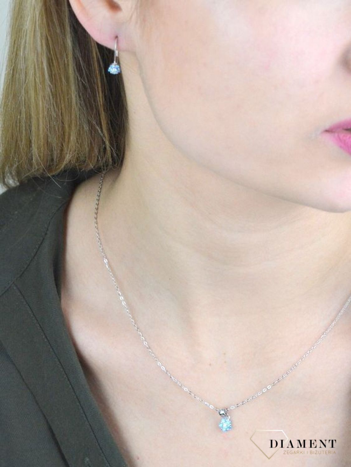 Kolczyki srebrne 925 kwiatki z niebieskimi cyrkoniami JMAD0037AE00. Srebrne kolczyki wykonane z najwyższej próby srebra o formacie delikatnych kwiatków wypełnionych cyrkoniami. Dziecięca biżuteria.jpg