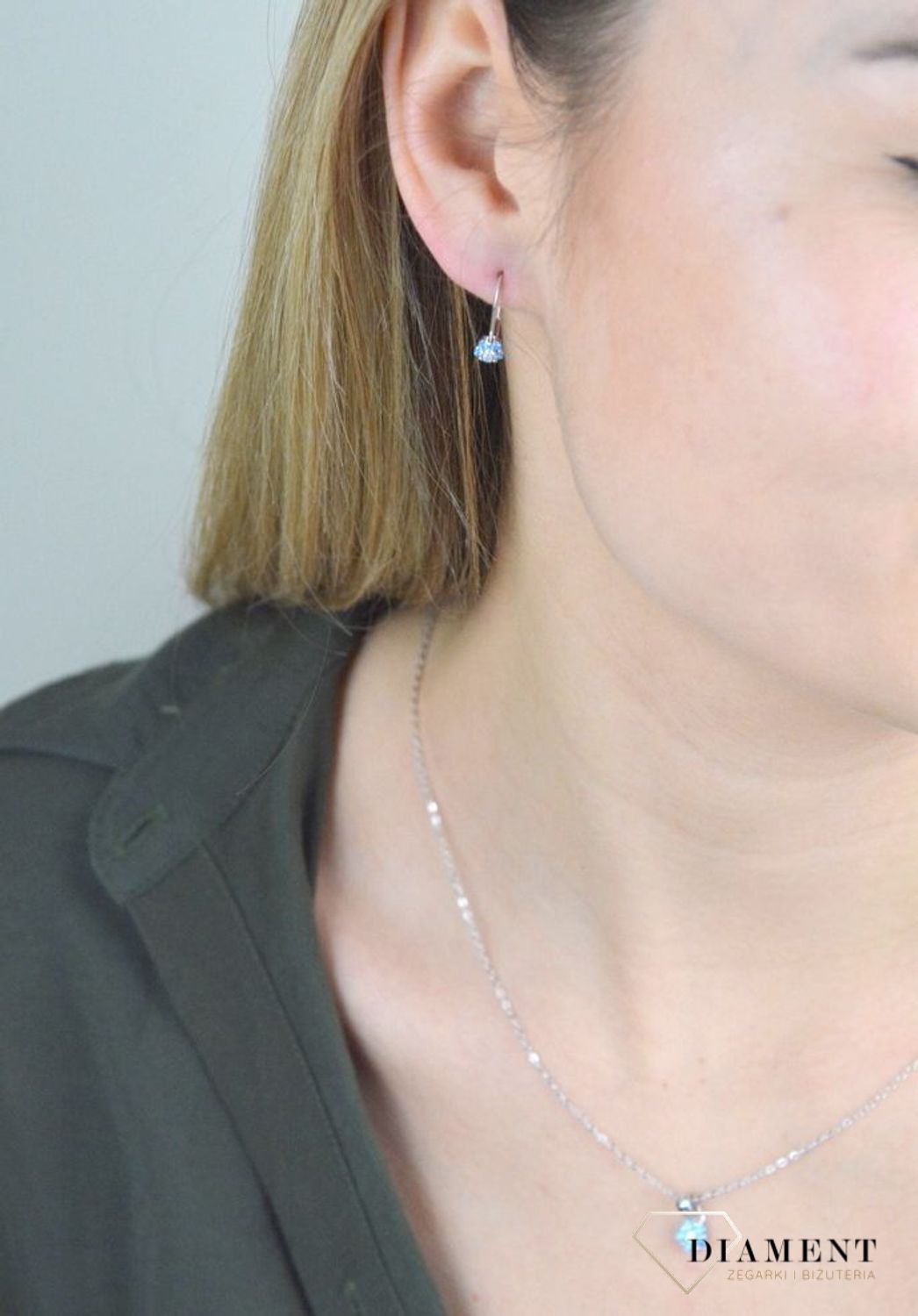 Kolczyki srebrne 925 kwiatki z niebieskimi cyrkoniami JMAD0037AE00. Srebrne kolczyki wykonane z najwyższej próby srebra o formacie delikatnych kwiatków wypełnionych cyrkoniami. Dziecięca biżuteria.jpg