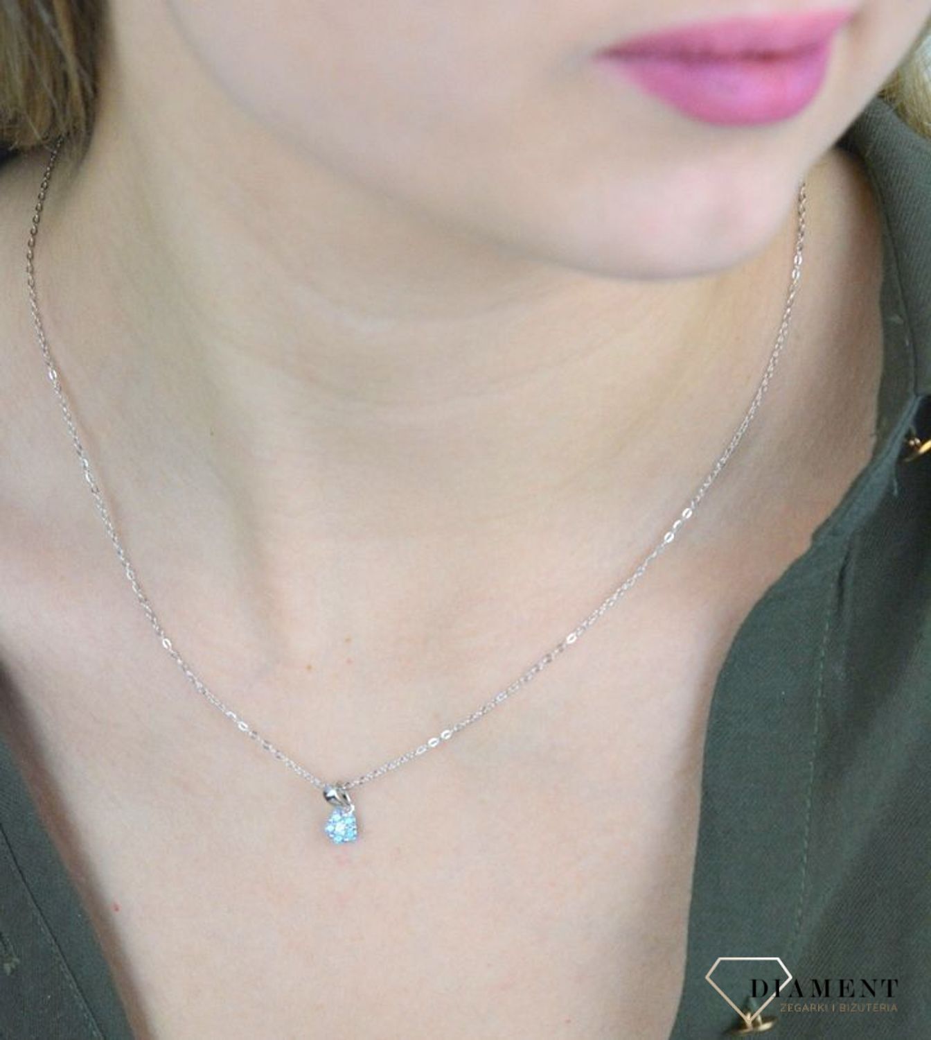 Naszyjnik srebrny kwiatek z niebieską cyrkonią JMAD0037AN38. Doskonały na prezent dla wielbicieli przyrody. Ta urokliwa biżuteria spodoba się szczególnie dziewczynkom i nastolatkom. Błękit cyrkonii przepięknie współ.jpg