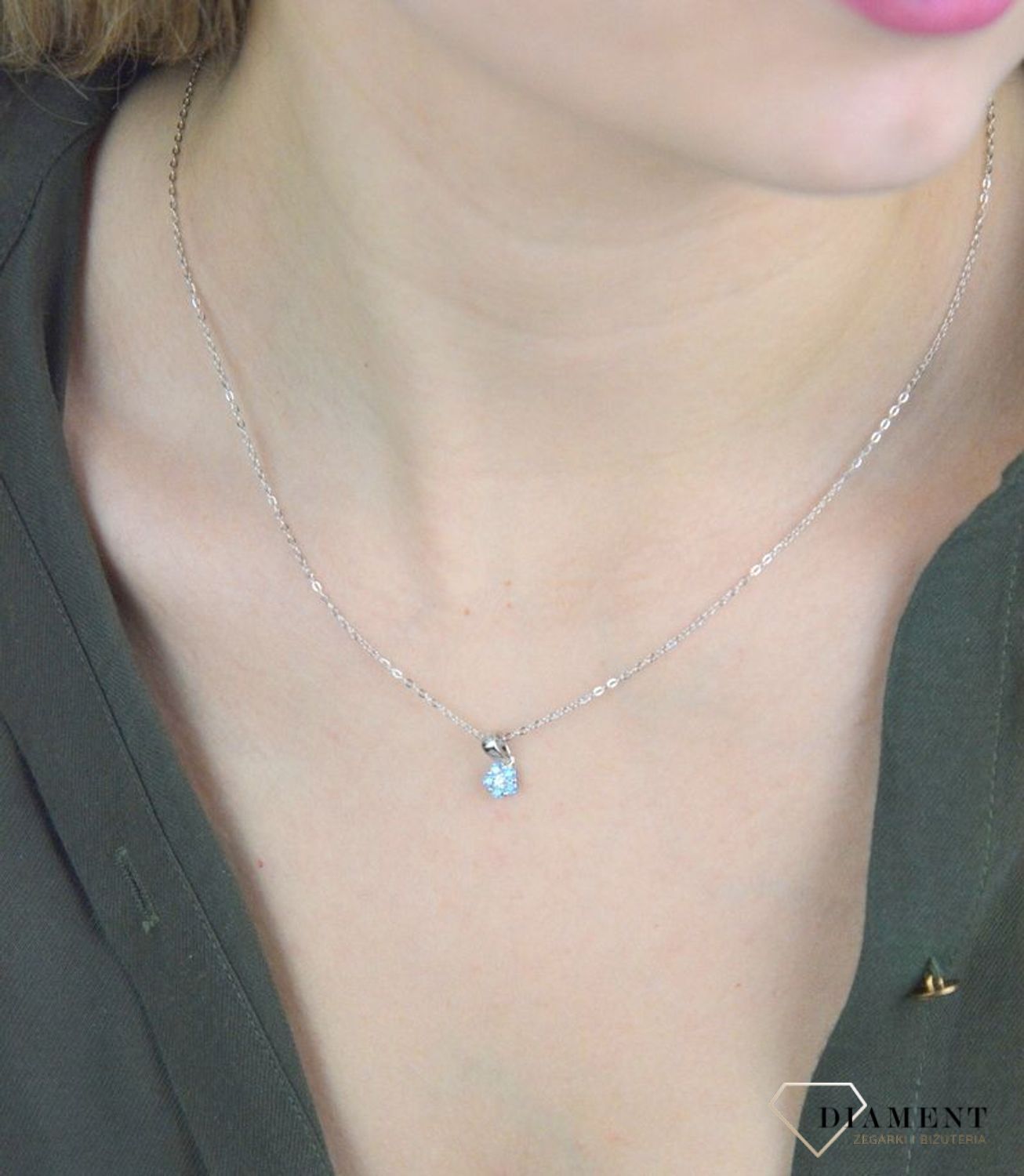 Naszyjnik srebrny kwiatek z niebieską cyrkonią JMAD0037AN38. Doskonały na prezent dla wielbicieli przyrody. Ta urokliwa biżuteria spodoba się szczególnie dziewczynkom i nastolatkom. Błękit cyrkonii przepięknie współ.jpg