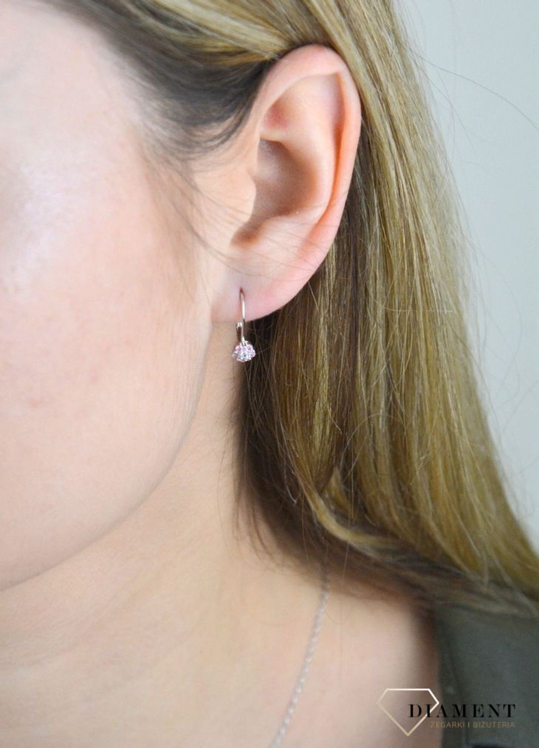 Kolczyki srebrne 925 kwiatki z różowymi cyrkoniami JMAD0037PE00. Srebrne kolczyki wykonane z najwyższej próby srebra o formacie delikatnych kwiatków wypełnionych cyrkoniami. Dziecięca biżuteria.jpg