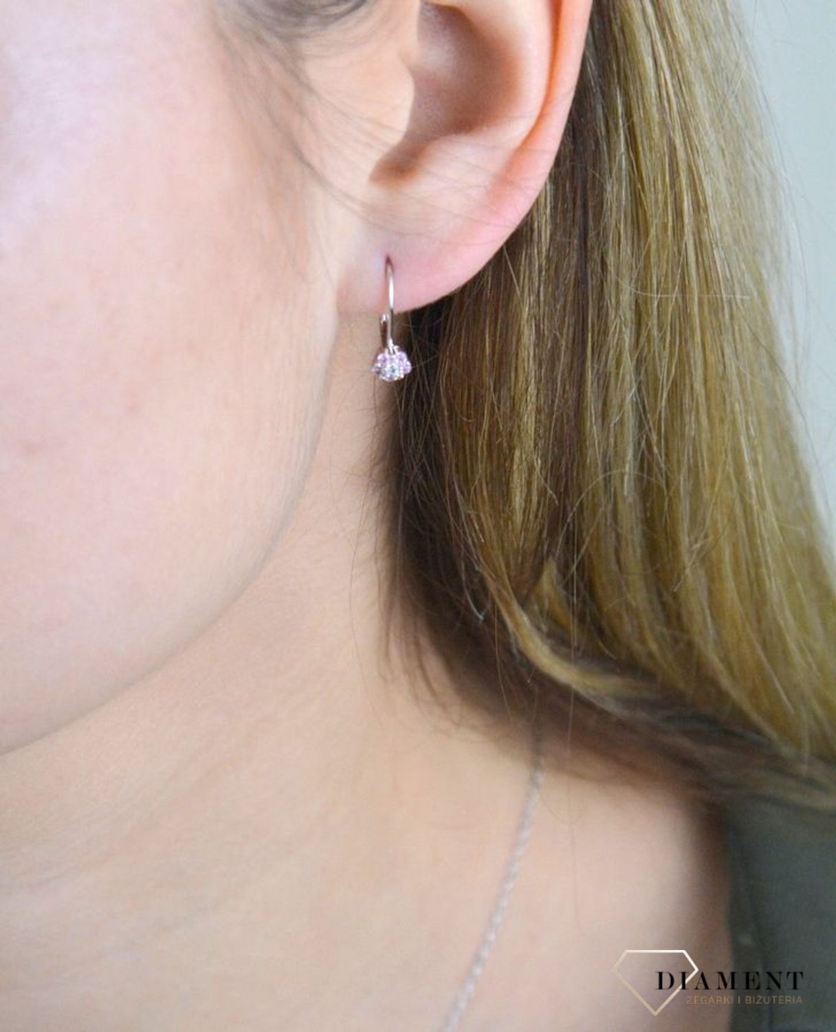 Kolczyki srebrne 925 kwiatki z różowymi cyrkoniami JMAD0037PE00. Srebrne kolczyki wykonane z najwyższej próby srebra o formacie delikatnych kwiatków wypełnionych cyrkoniami. Dziecięca biżuteria.jpg