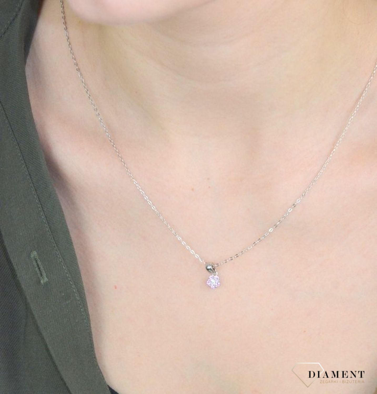 Naszyjnik srebrny kwiatek z różową cyrkonią JMAD0037PN38.  Doskonały na prezent dla wielbicieli przyrody. Ta urokliwa biżuteria spodoba się szczególnie dziewczynkom i nastolatkom. Róż cyrkonii przep.jpg