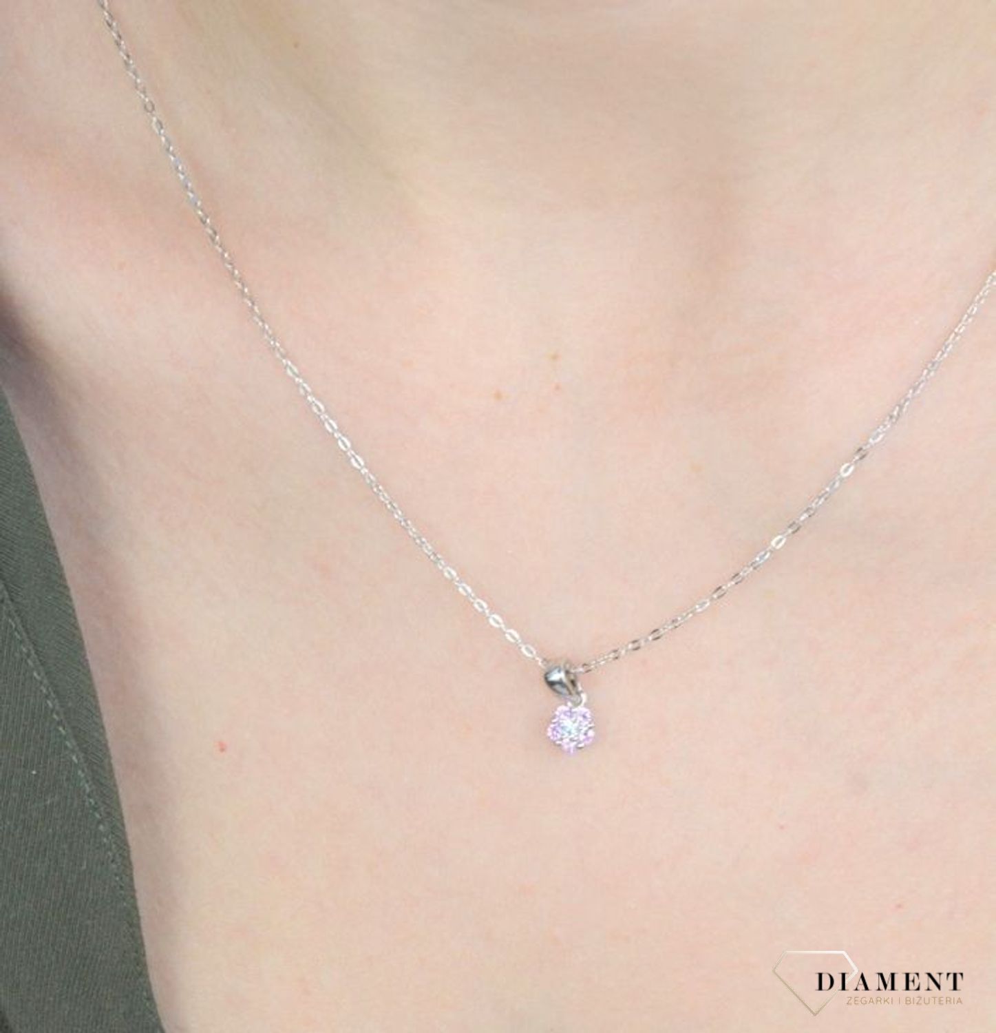 Naszyjnik srebrny kwiatek z różową cyrkonią JMAD0037PN38.  Doskonały na prezent dla wielbicieli przyrody. Ta urokliwa biżuteria spodoba się szczególnie dziewczynkom i nastolatkom. Róż cyrkonii przep.jpg