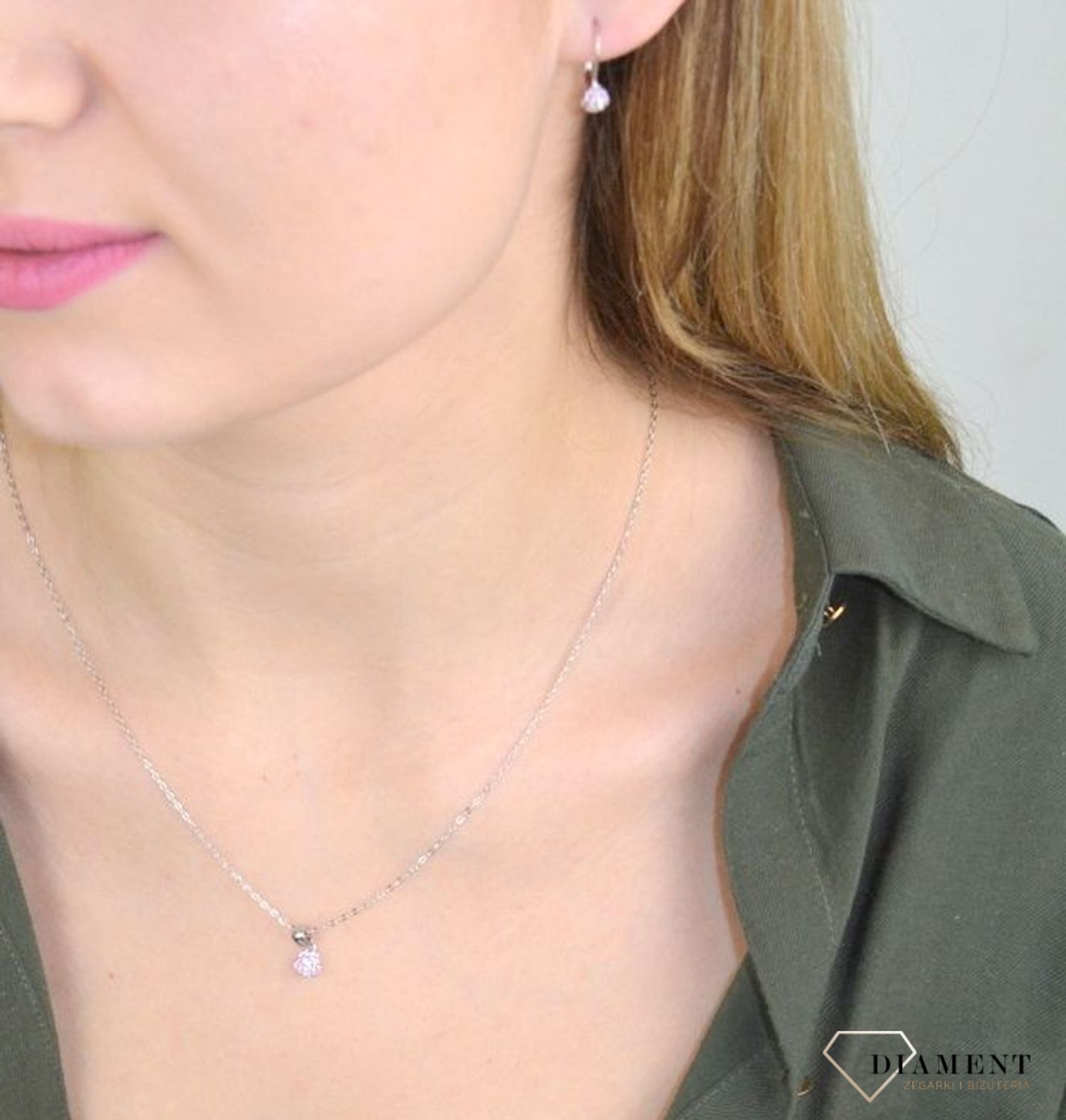 Naszyjnik srebrny kwiatek z różową cyrkonią JMAD0037PN38.  Doskonały na prezent dla wielbicieli przyrody. Ta urokliwa biżuteria spodoba się szczególnie dziewczynkom i nastolatkom. Róż cyrkonii przep.jpg