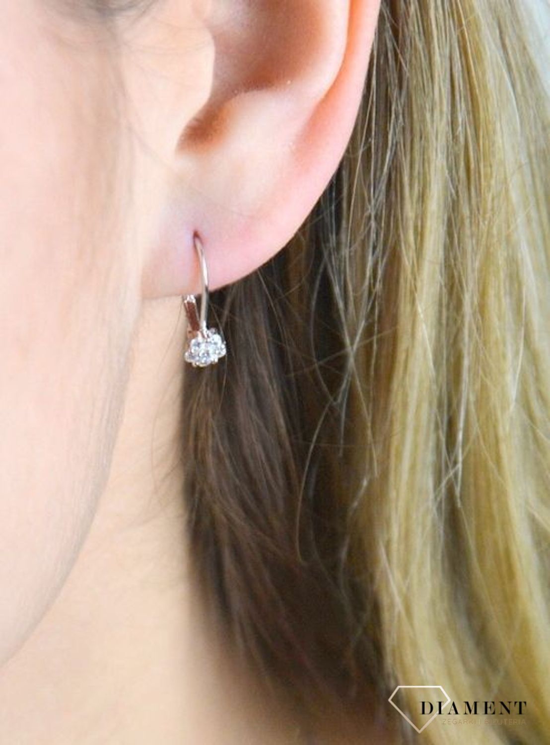 Kolczyki srebrne 925 kwiatki z białymi cyrkoniami JMAD0037SE00. Srebrne kolczyki wykonane z najwyższej próby srebra o formacie delikatnych kwiatków wypełnionych cyrkoniami. Dziecięca biżuteria idealn.jpg