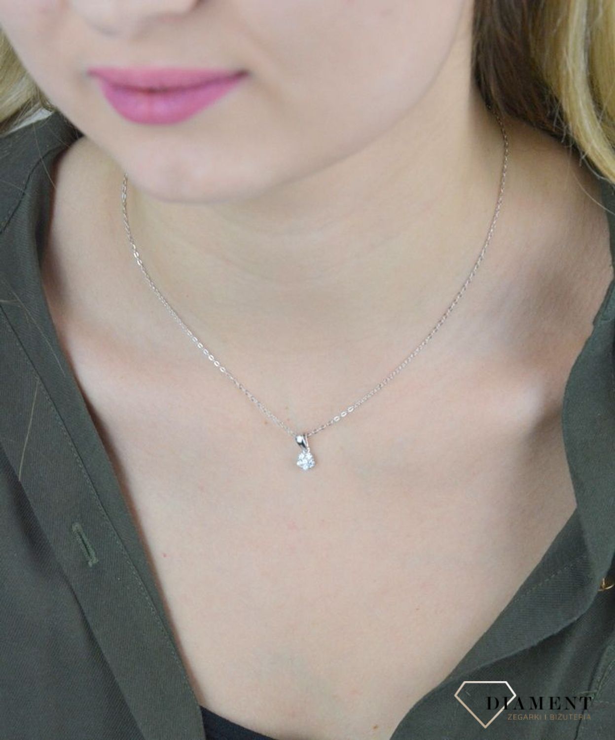 Naszyjnik srebrny kwiatek z białą cyrkonią JMAD0037SN38. Doskonały na prezent dla wielbicieli przyrody. Ta urokliwa biżuteria spodoba się szczególnie dziewczynkom i nastolatkom. Biel cyrkonii przepię.jpg