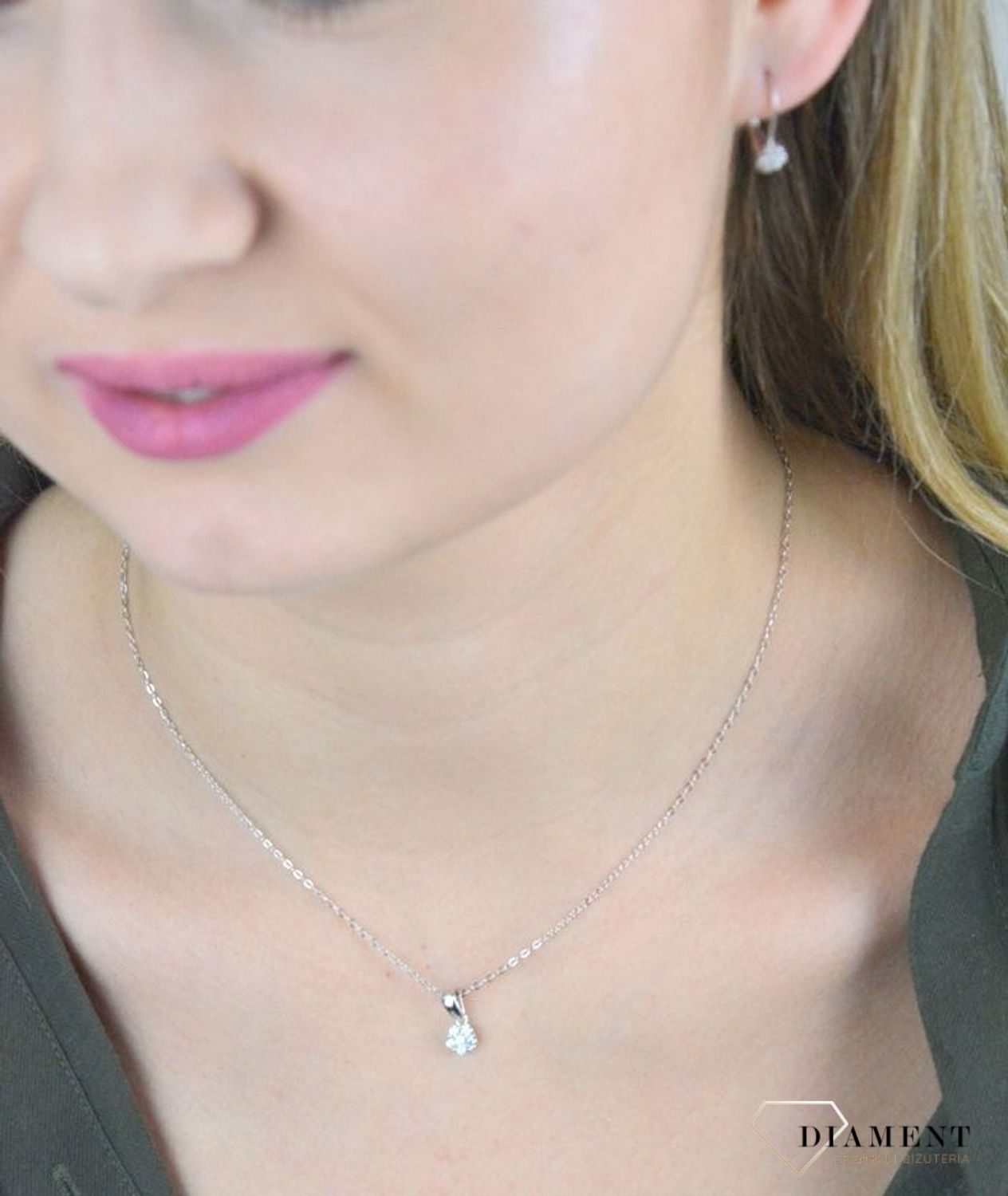 Naszyjnik srebrny kwiatek z białą cyrkonią JMAD0037SN38. Doskonały na prezent dla wielbicieli przyrody. Ta urokliwa biżuteria spodoba się szczególnie dziewczynkom i nastolatkom. Biel cyrkonii przepię.jpg