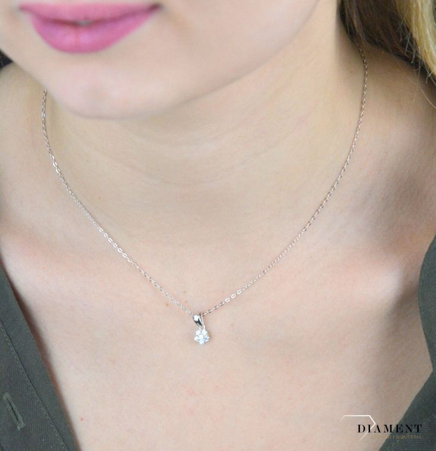 Naszyjnik srebrny kwiatek z białą cyrkonią JMAD0037SN38. Doskonały na prezent dla wielbicieli przyrody. Ta urokliwa biżuteria spodoba się szczególnie dziewczynkom i nastolatkom. Biel cyrkonii przepię.jpg