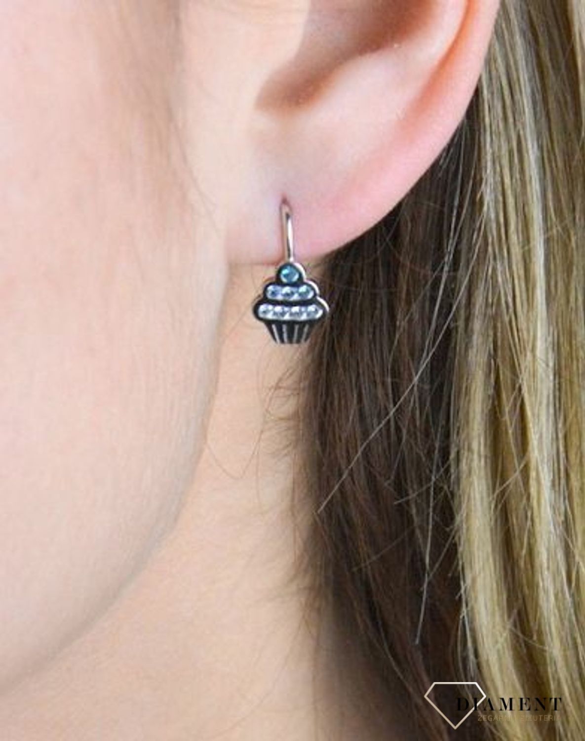 Kolczyki srebrne Muffinki z niebieskimi cyrkoniami JMAD0038AE00. Srebrne muffiki wysadzane niebieskimii cyrkoniami. Kolczyki zostały wykonane z najwyższej jakości srebra próby 925. Przepiękna biżuter.jpg