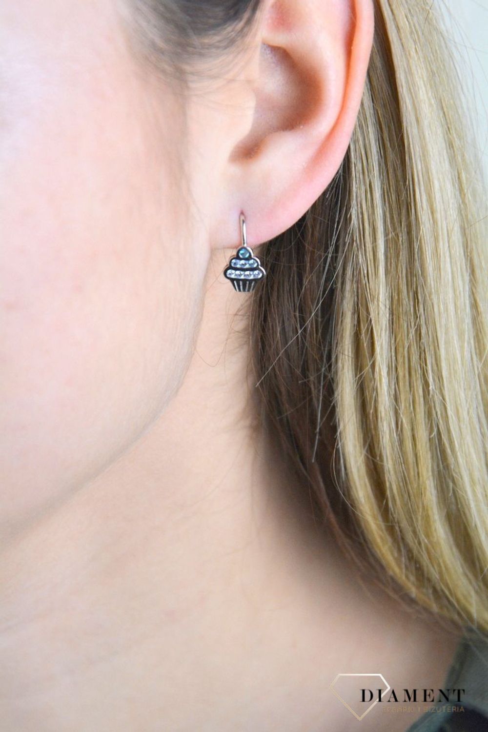 Kolczyki srebrne Muffinki z niebieskimi cyrkoniami JMAD0038AE00. Srebrne muffiki wysadzane niebieskimii cyrkoniami. Kolczyki zostały wykonane z najwyższej jakości srebra próby 925. Przepiękna biżuter.jpg