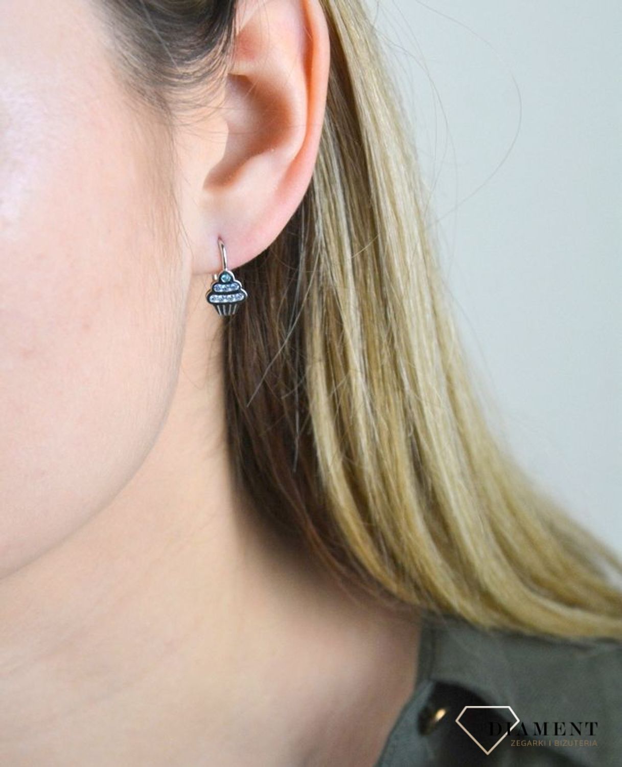 Kolczyki srebrne Muffinki z niebieskimi cyrkoniami JMAD0038AE00. Srebrne muffiki wysadzane niebieskimii cyrkoniami. Kolczyki zostały wykonane z najwyższej jakości srebra próby 925. Przepiękna biżuter.jpg