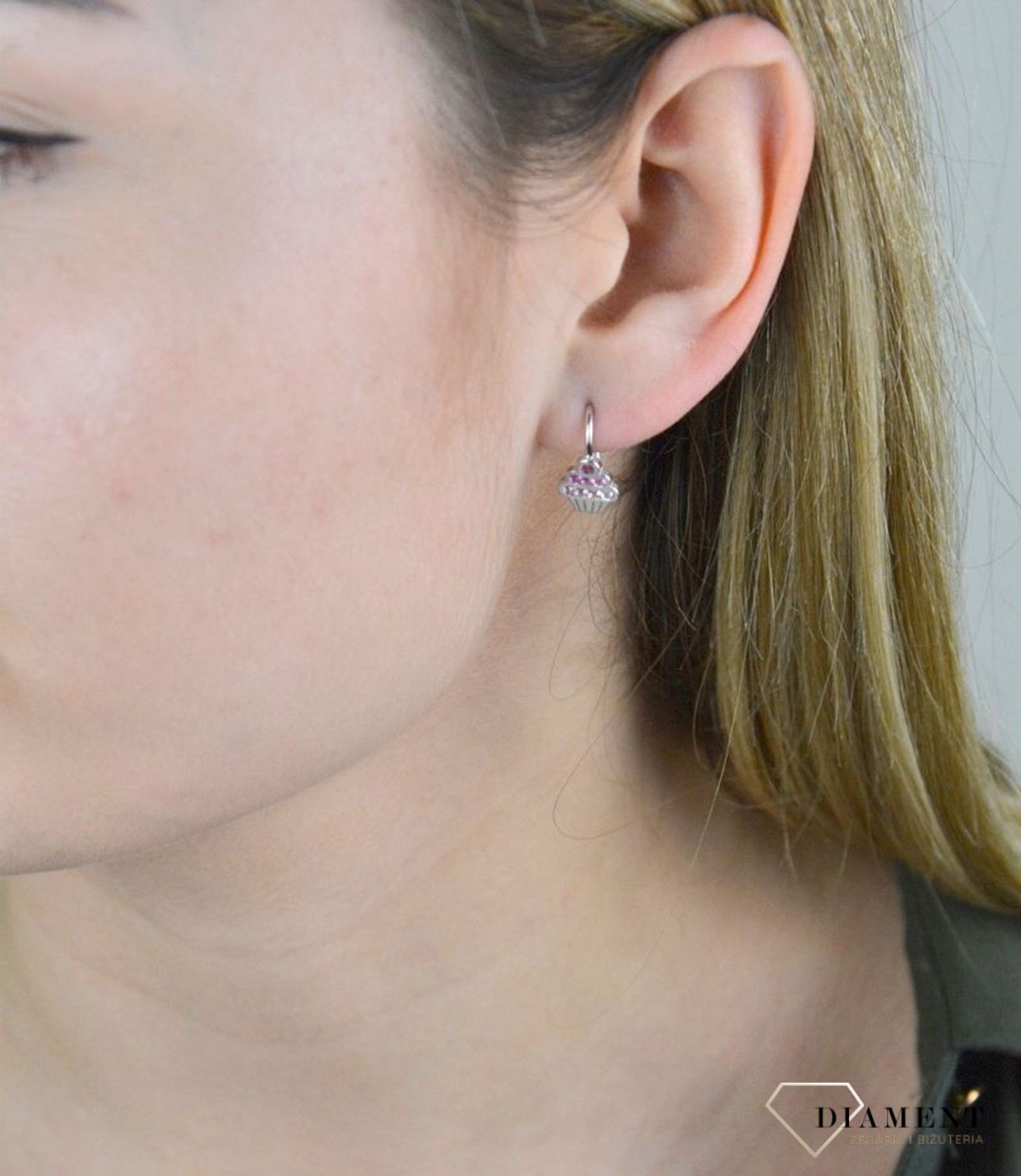 Kolczyki srebrne Muffinki z czerwonymi cyrkoniami JMAD0038RE00. Srebrne muffiki wysadzane czerwonymi cyrkoniami. Kolczyki zostały wykonane z najwyższej jakości srebra próby 925. Przepiękna biżuteria.jpg