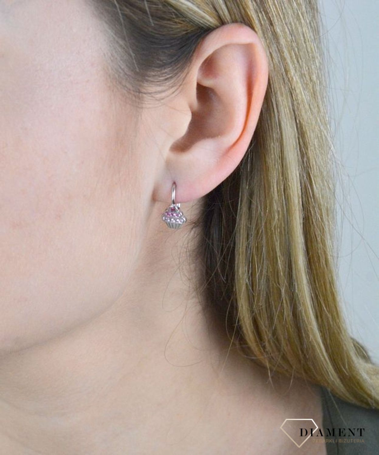 Kolczyki srebrne Muffinki z czerwonymi cyrkoniami JMAD0038RE00. Srebrne muffiki wysadzane czerwonymi cyrkoniami. Kolczyki zostały wykonane z najwyższej jakości srebra próby 925. Przepiękna biżuteria.jpg