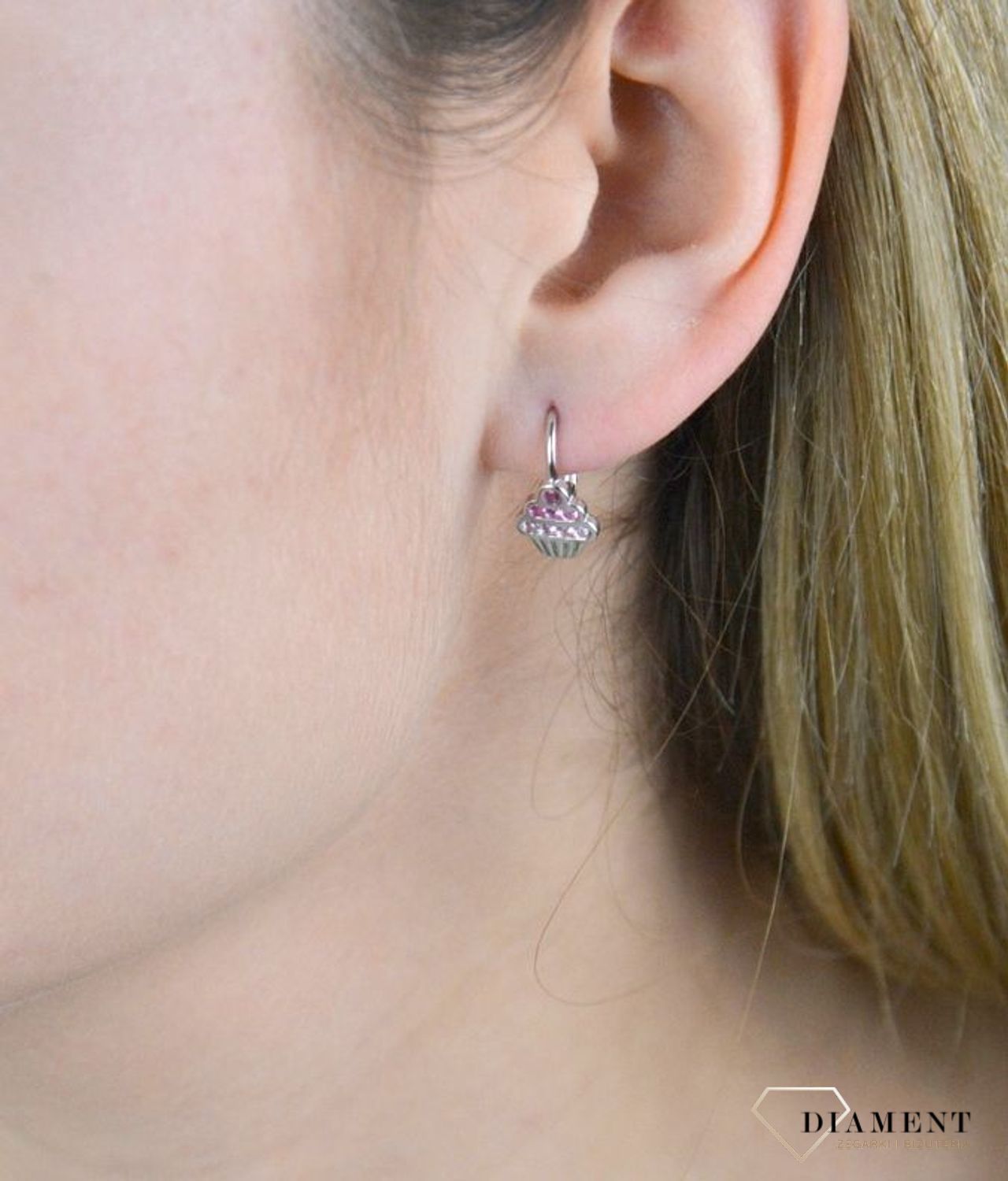 Kolczyki srebrne Muffinki z czerwonymi cyrkoniami JMAD0038RE00. Srebrne muffiki wysadzane czerwonymi cyrkoniami. Kolczyki zostały wykonane z najwyższej jakości srebra próby 925. Przepiękna biżuteria.jpg