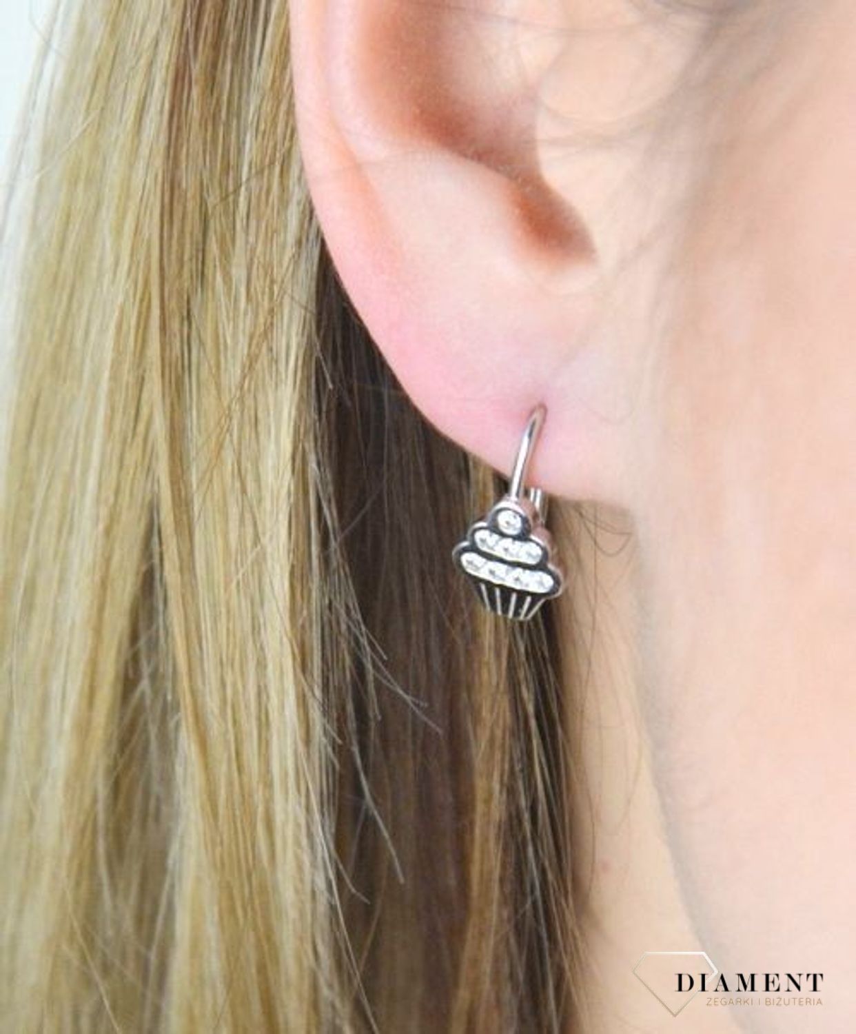 Kolczyki srebrne Muffinki z białymi cyrkoniami JMAD0038SE00. Srebrne muffiki wysadzane białymi cyrkoniami. Kolczyki zostały wykonane z najwyższej jakości srebra próby 925. Przepiękna biżuteria doskona.jpg